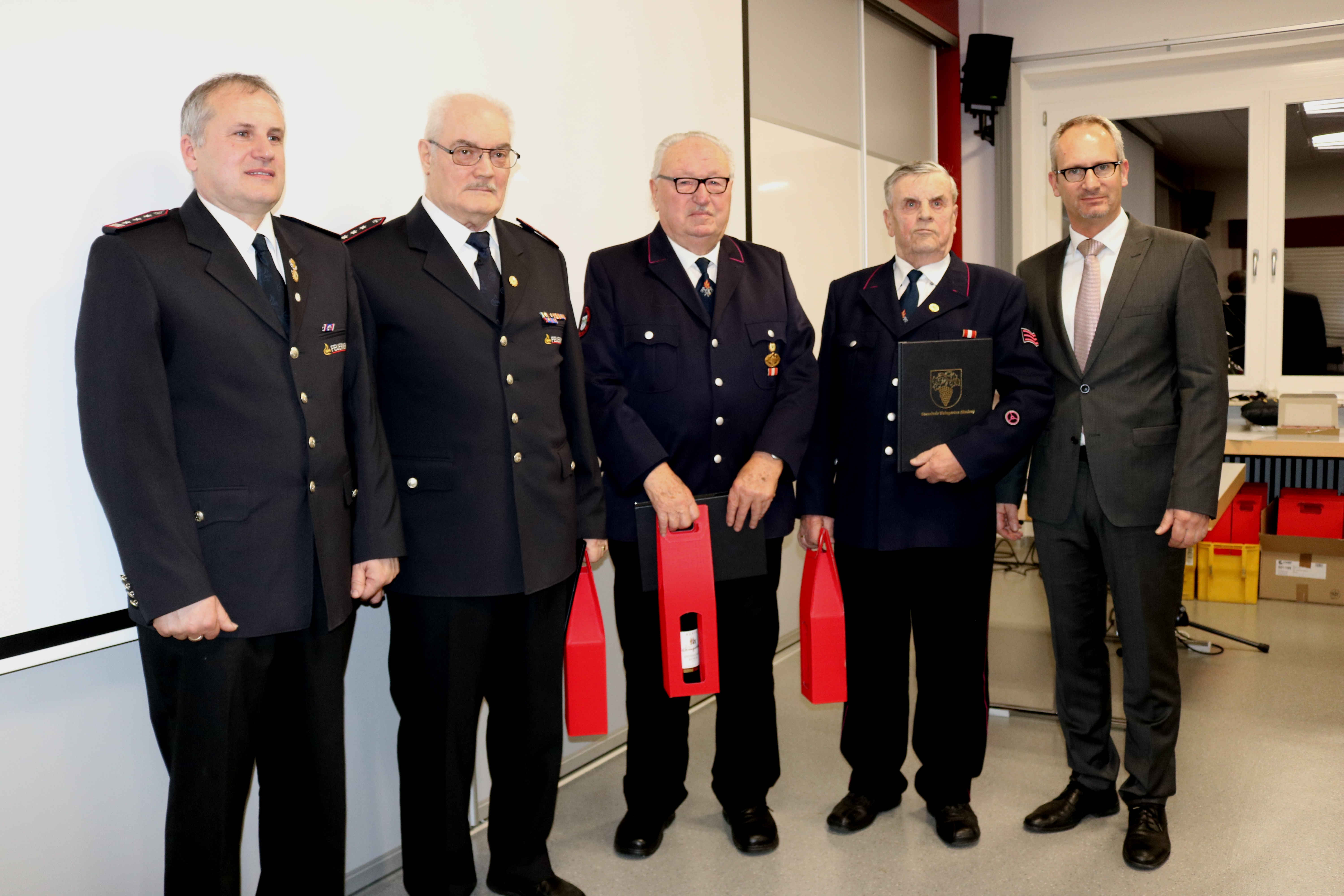  Wolfgang Meuser (links) wurde für 50jährige Zugehörigkeit, Hermann Martin (Mitte) und Alfons Sebold für 60jährige Zugehörigkeit zur Feuerwehr geehrt. 