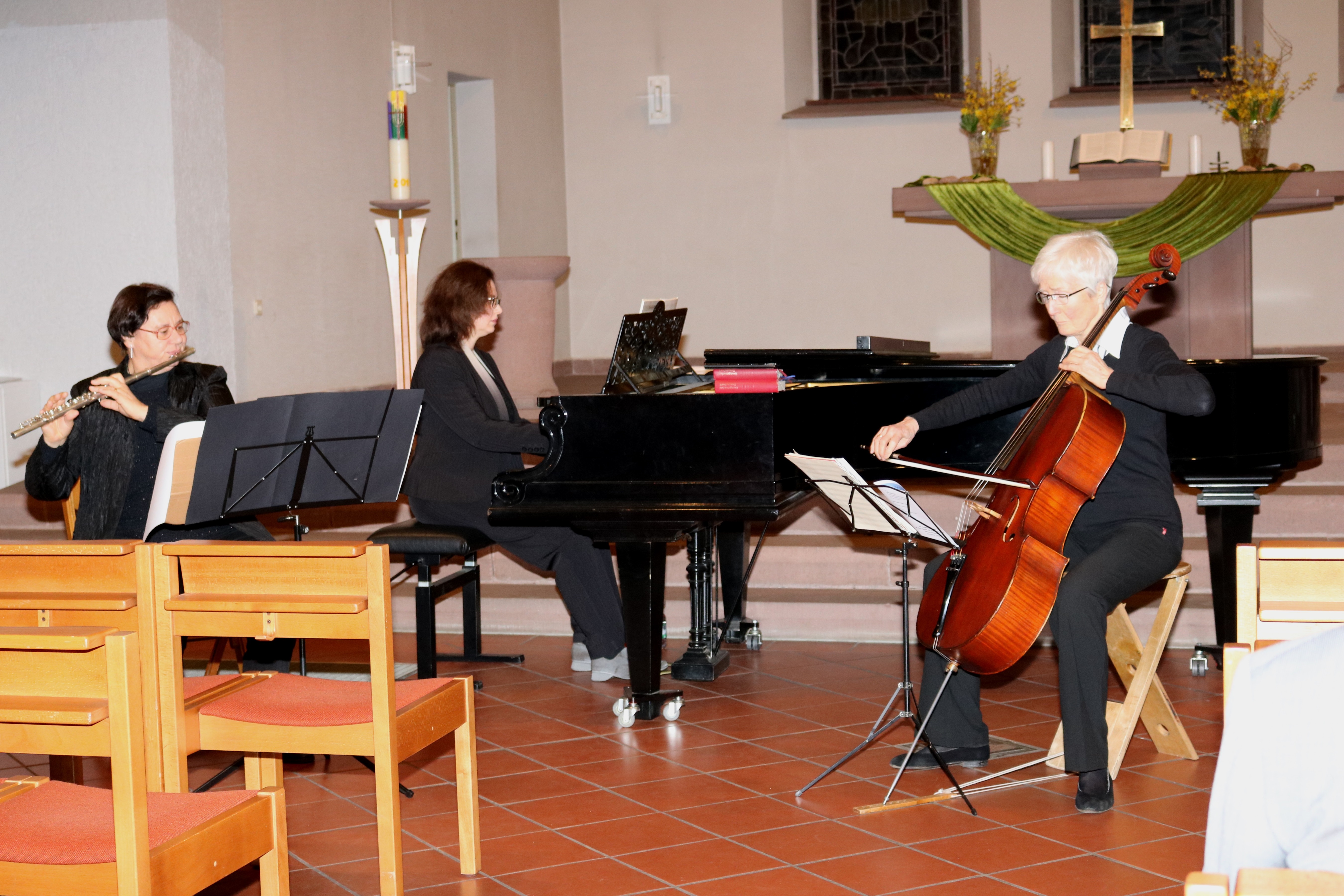  Das "Iris-Trio" spielte im Kleinen Konzert: Susanne Böttcher (Querflöte), Inna Lorgin (Klavier) und Mettilt Kasassoglou (Cello) 