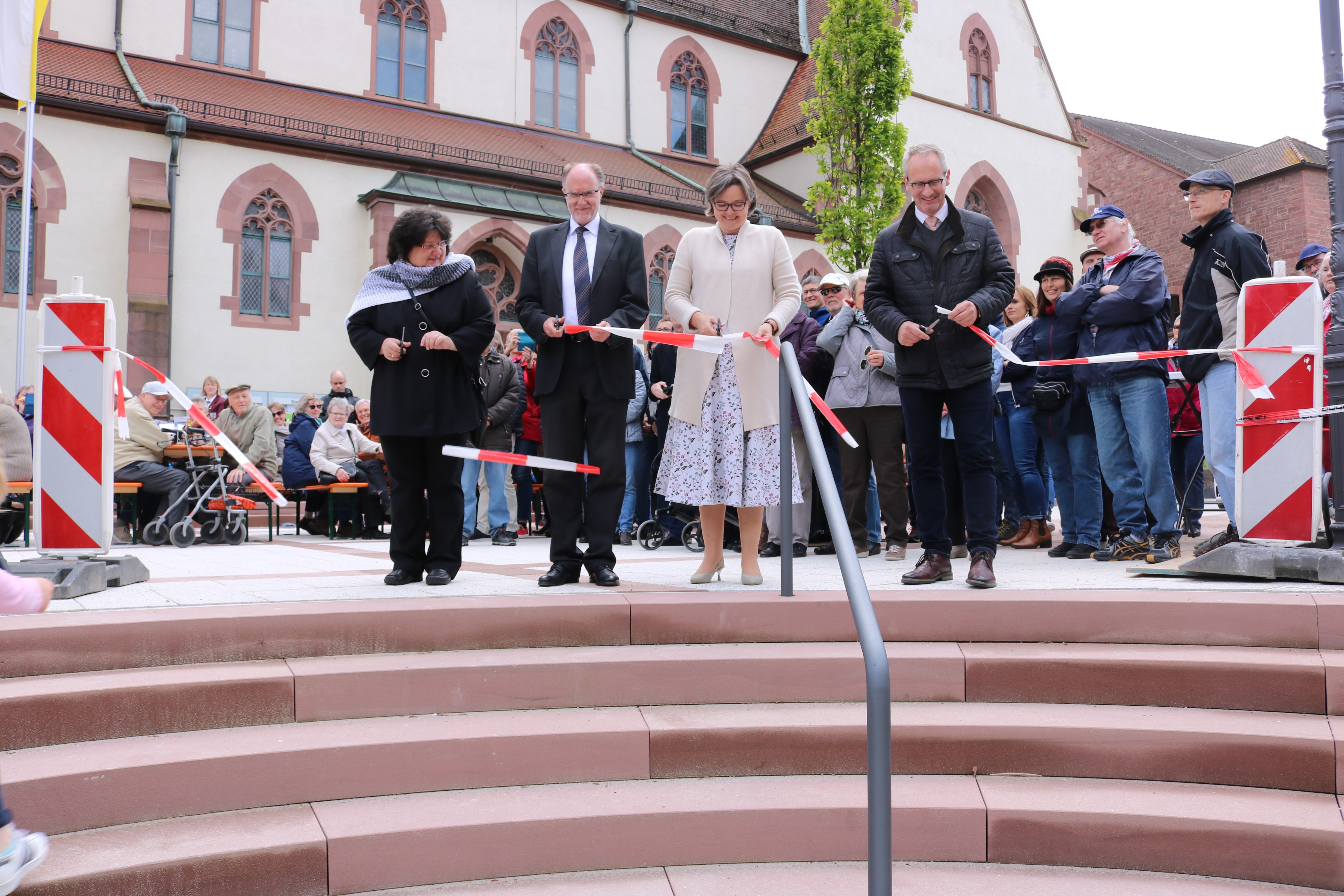  Mit dem offiziellen Banddurchschnitt war die Bachbühne für die Besucher frei gegeben und der Kirchplatz eröffnet 