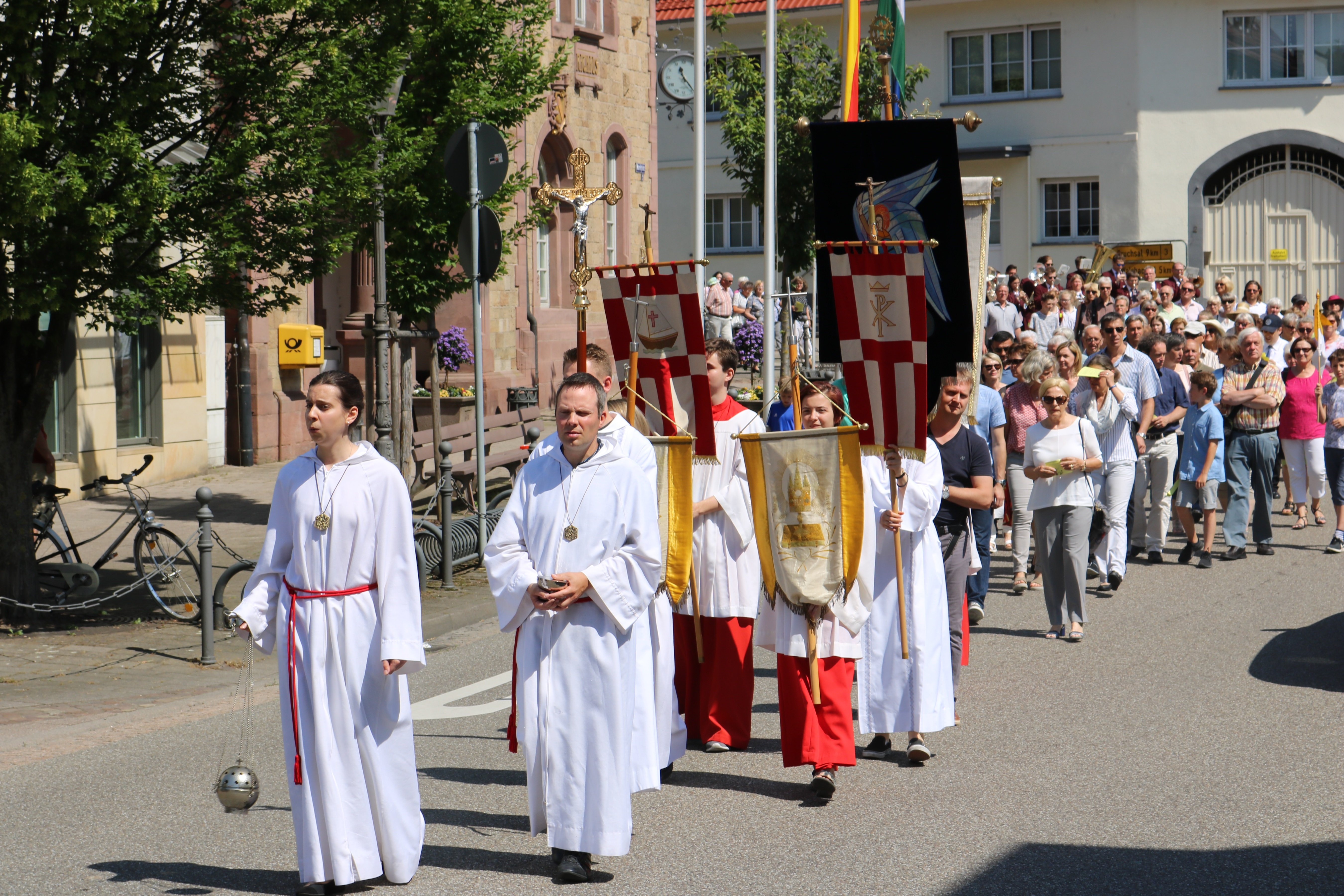  Die Prozession beginnt am Rathausplatz und führt zur katholischen Kirche 