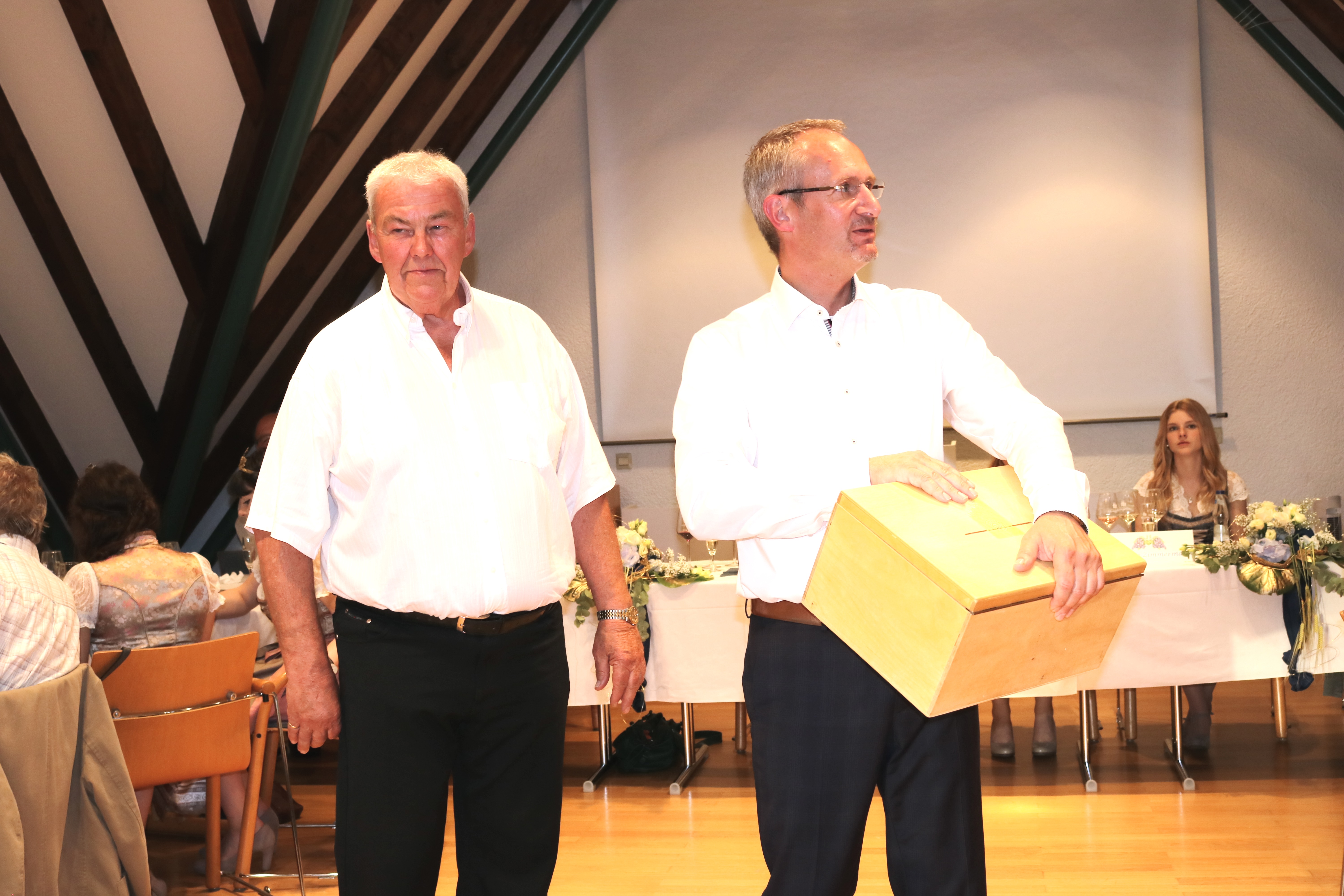  Gerhard Lampert und Bürgermeister Eric Bänziger nehmen die Urne in Verwahrung. 