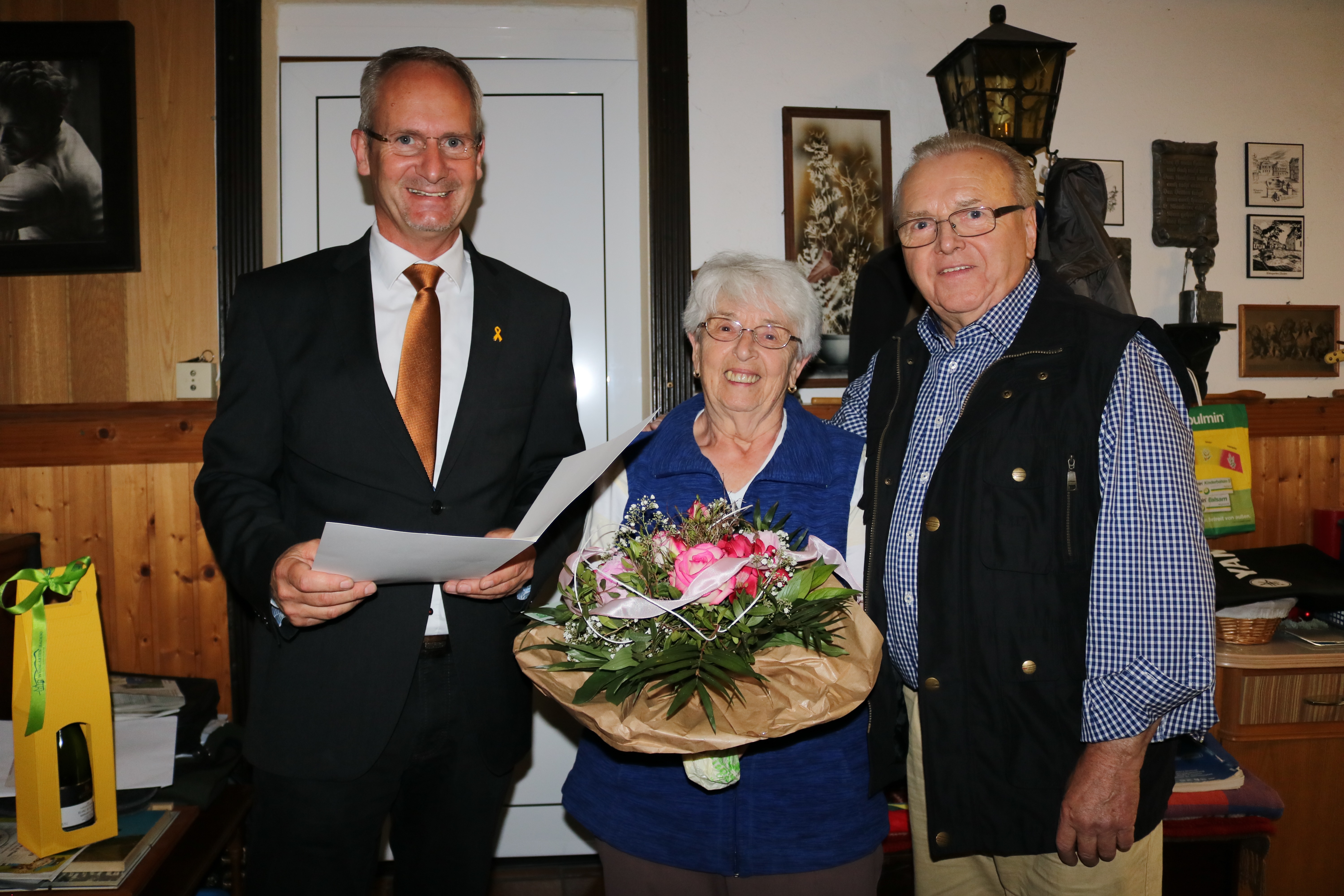  Bürgermeister Eric Bänziger (links) gratuliert Helga und Helmut Seidel zu ihrer Diamantenen Hochzeit und überbringt die Glückwünsche des Ministerpräsidenten. 