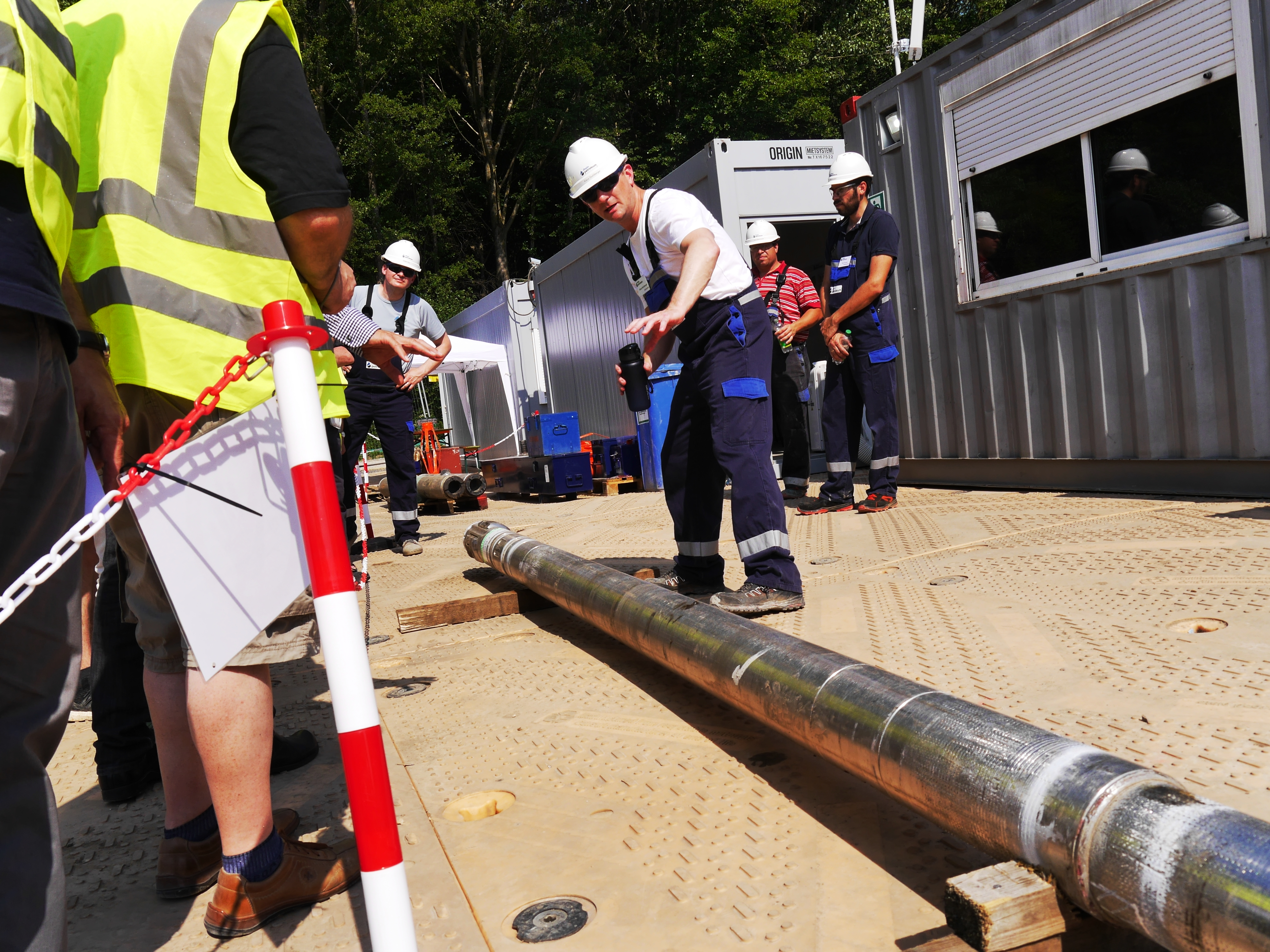  Besuchertag Bohranlage - Rhein Petroleum informiert die Gruppe und beantwortet Fragen 