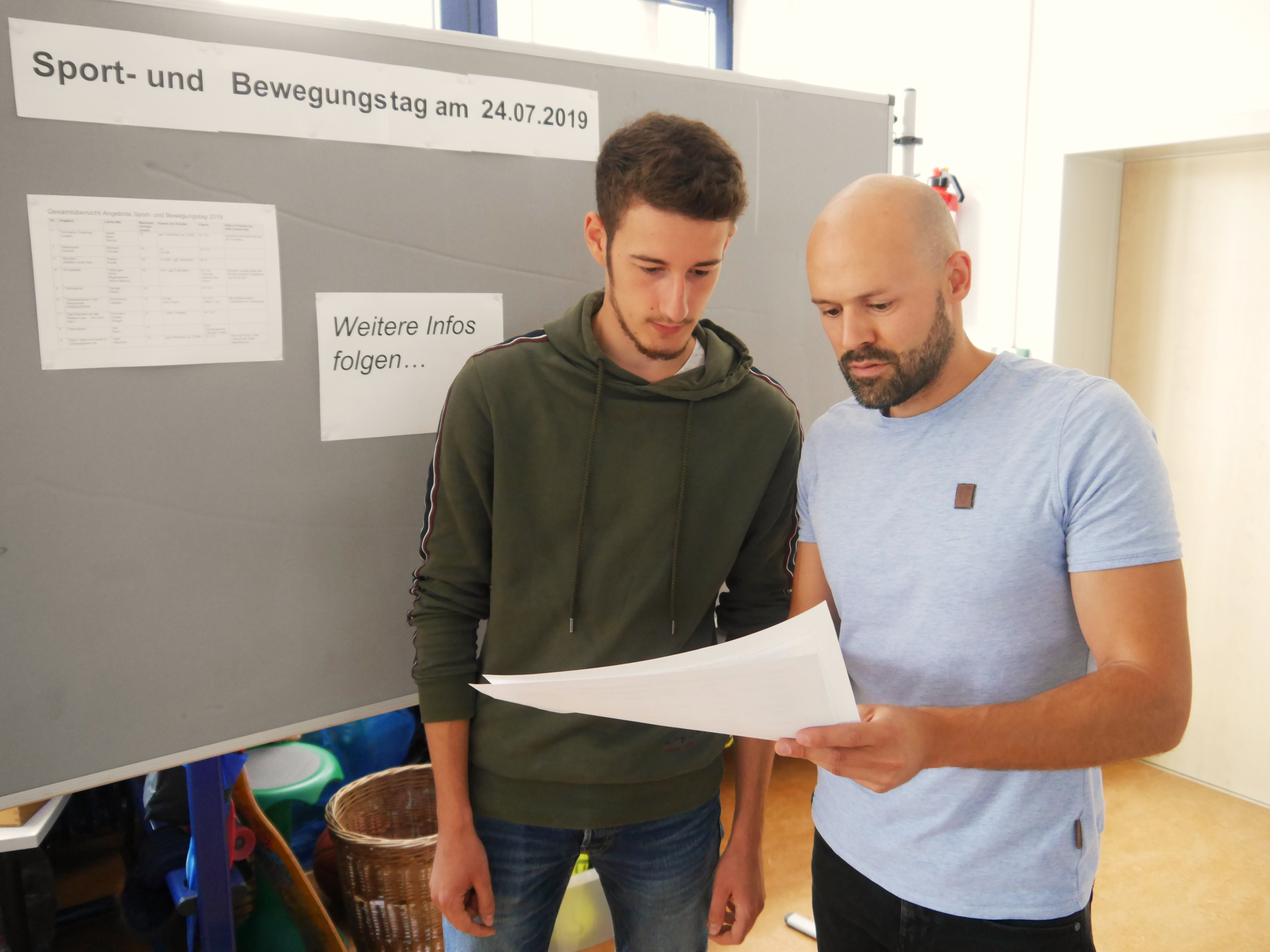  Der Sport- und Bewegungstag steht an: Marius Wöhrl bei den Planungen gemeinsam mit einem Kollegen im Lehrerzimmer. 