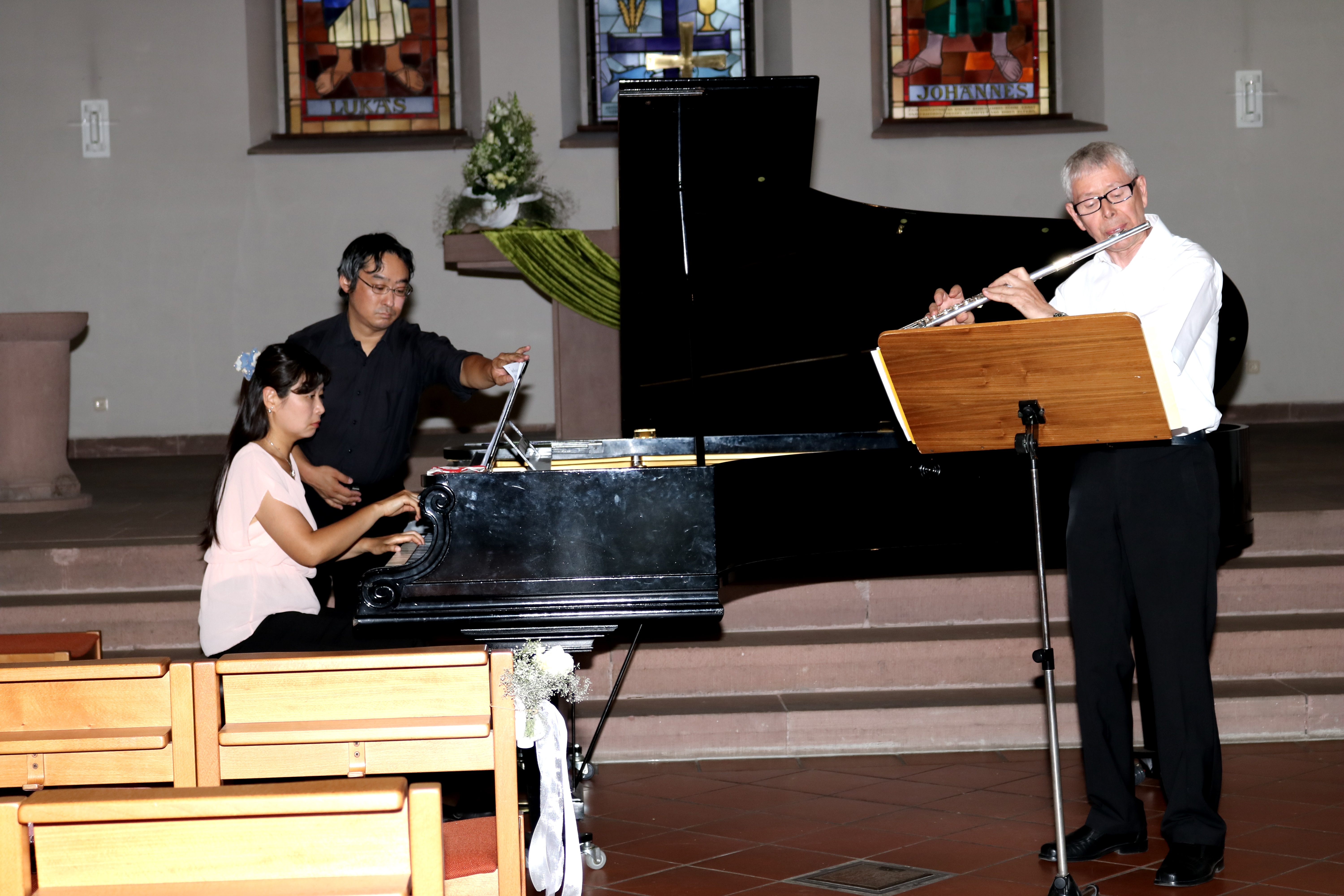  von links: Reiko Emura am Klavier, Makitaro Arima Sänger, Eberhard Blauth an der Flöte. 