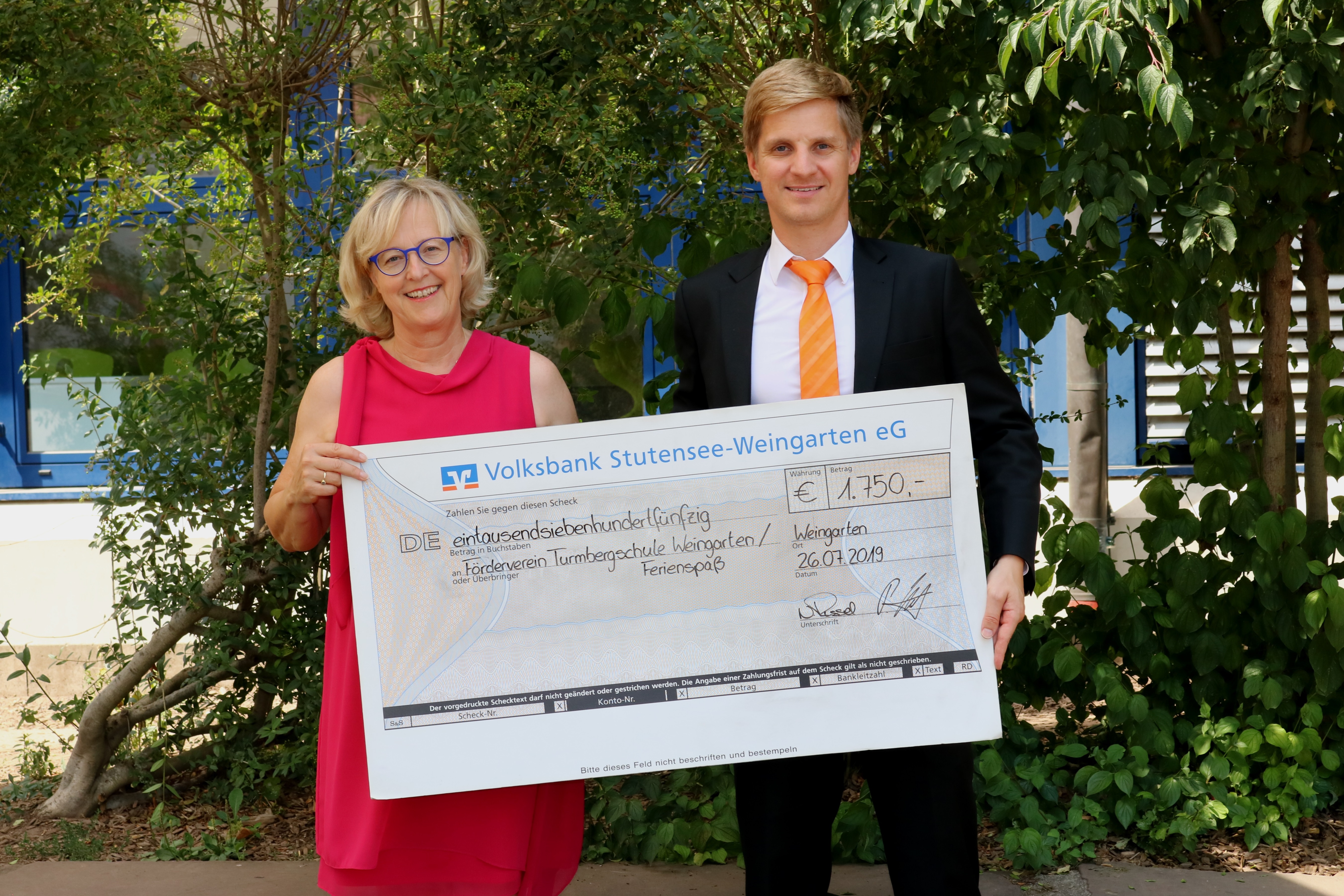  Patrick Kiefer von der Volksbank Stutensee-Weingarten übergibt Karin Sebold eine Spende von 1.750 €. 