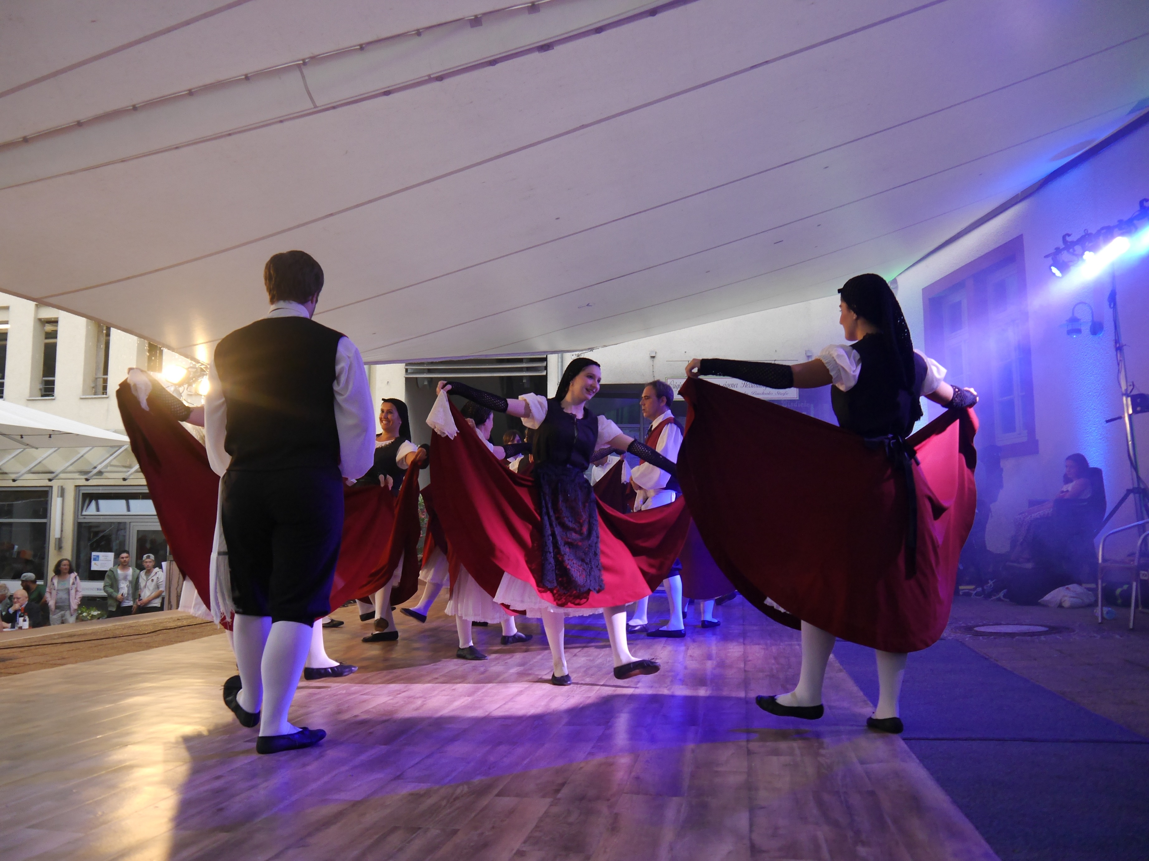  Die Tanzgruppe Esbart Olesa bei ihrem Auftritt auf dem Wein- und Straßenfest. (Foto Gemeinde Weingarten) 