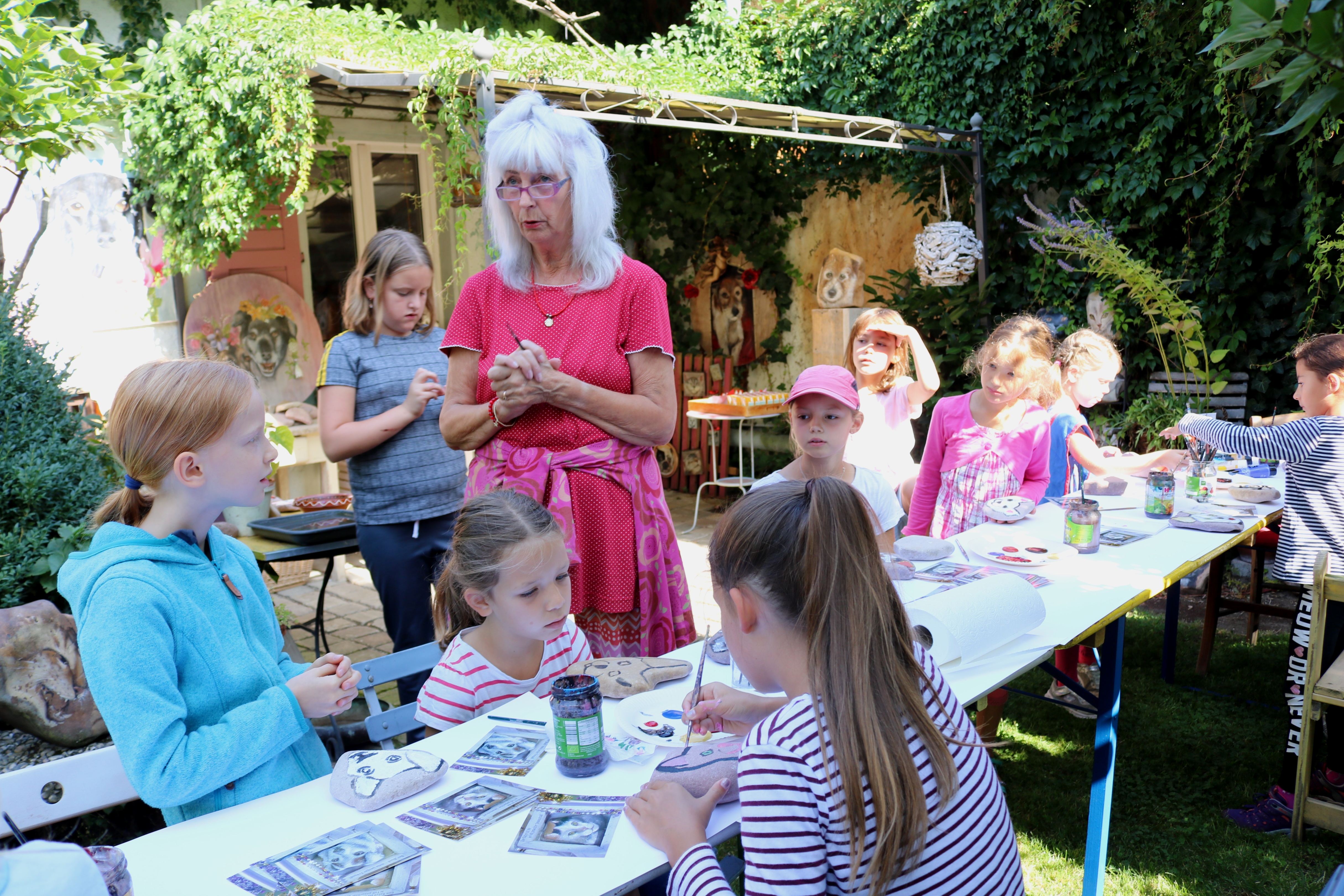  Evelyn Fleig (Mitte), bekannt durch ihre detailgetreuen Tierportraits, hatte zum Ferienspaß in ihren "Zaubergarten" eingeladen. 