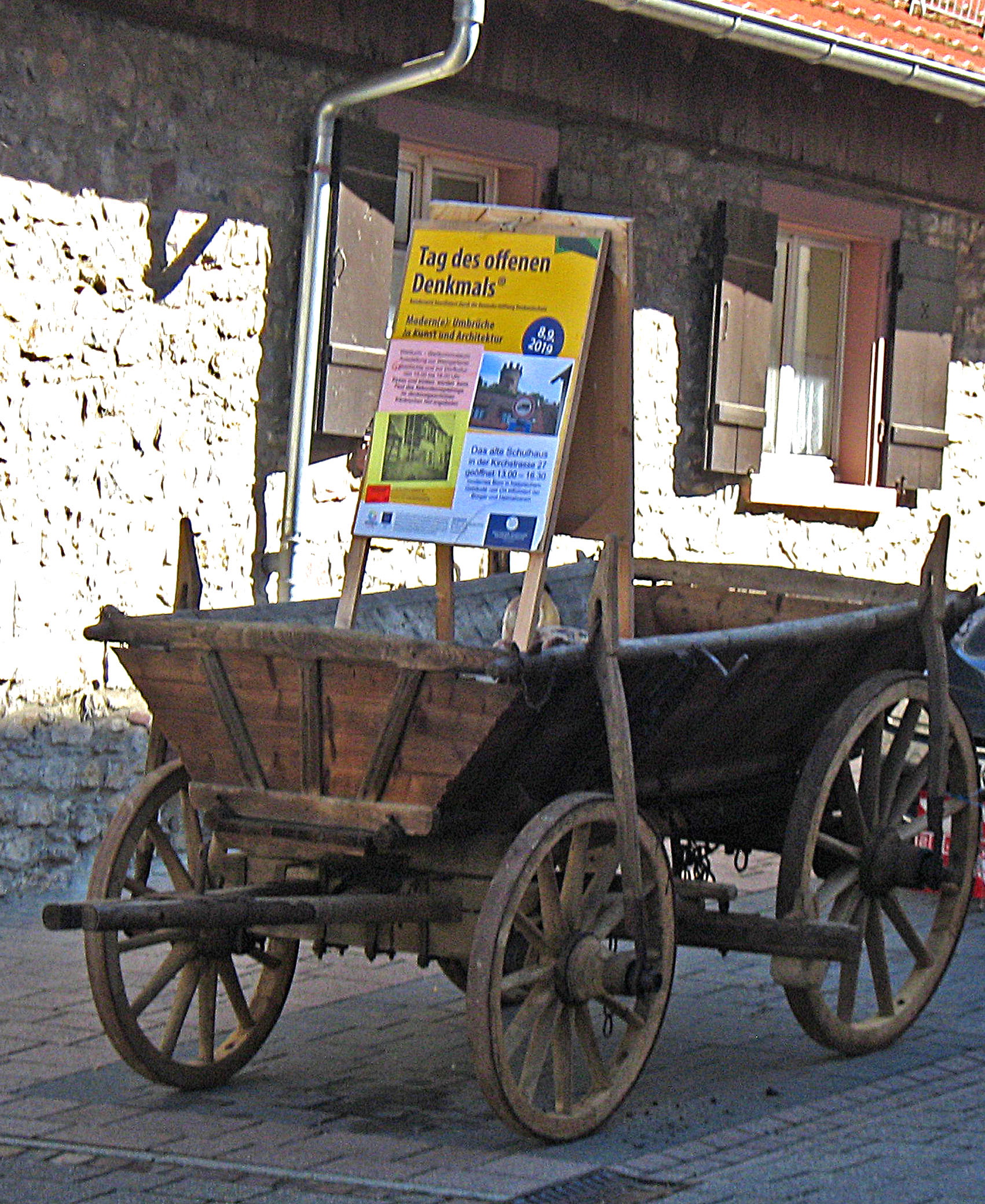  Originelle Werbung: Ein Plakat auf einem historischen Bauernwagen an der Einmündung der Kirchstraße in die B 3 macht auf den „Tag des offenen Denkmals“ aufmerksam. 
