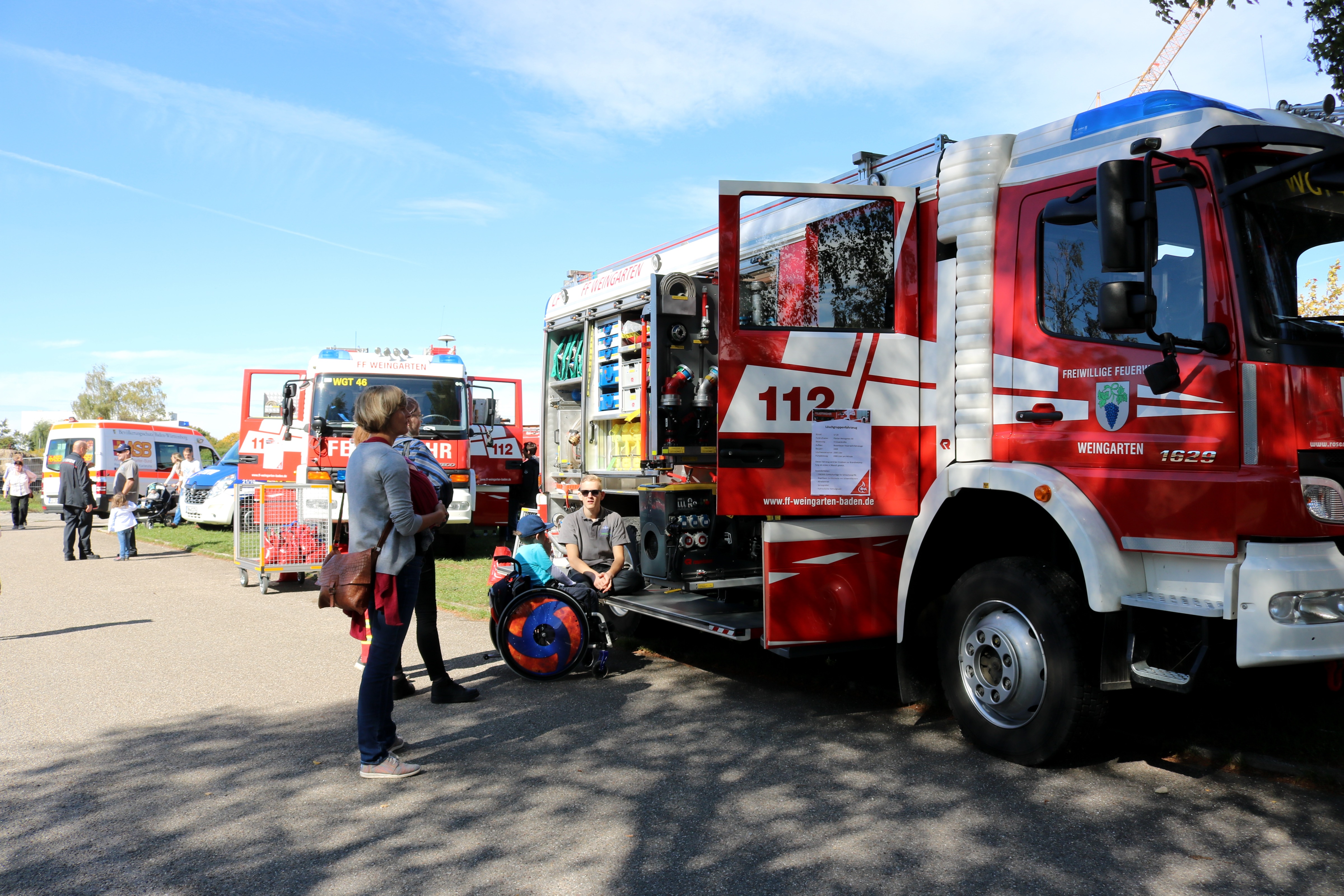  Fahrzeuge der Feuerwehr werden am Tag der Rettungskräfte präsentiert. 
