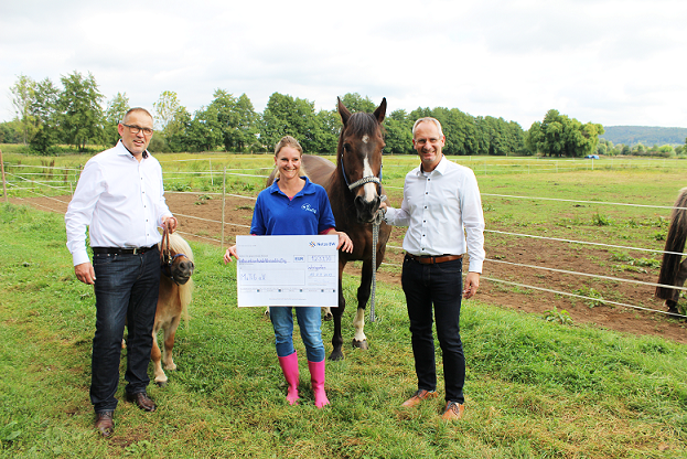  Im Beisein von Bürgermeister Eric Bänziger übergibt Willi Parstorfer von Netze BW den Spendenscheck an Petra Seitz. Mit auf dem Foto: Pferd O’Maley und Pony Moritz. 
