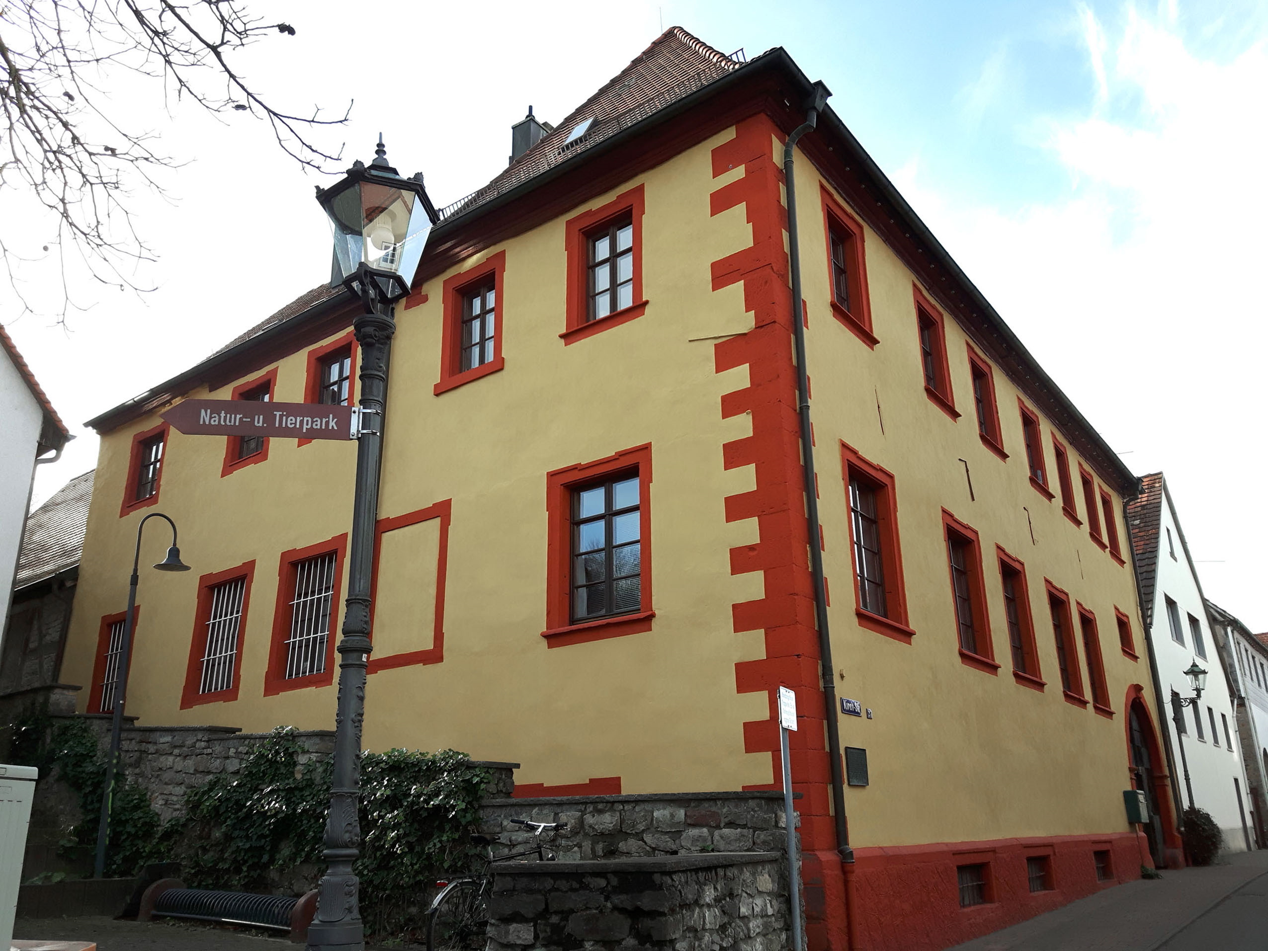  Das ehemalige katholische Schulhaus in der Kirchstraße 27, das heute der Familie Krumes gehört, öffnet am „Tag des offenen Denkmals“ seine Pforten. Fotos: Daul 