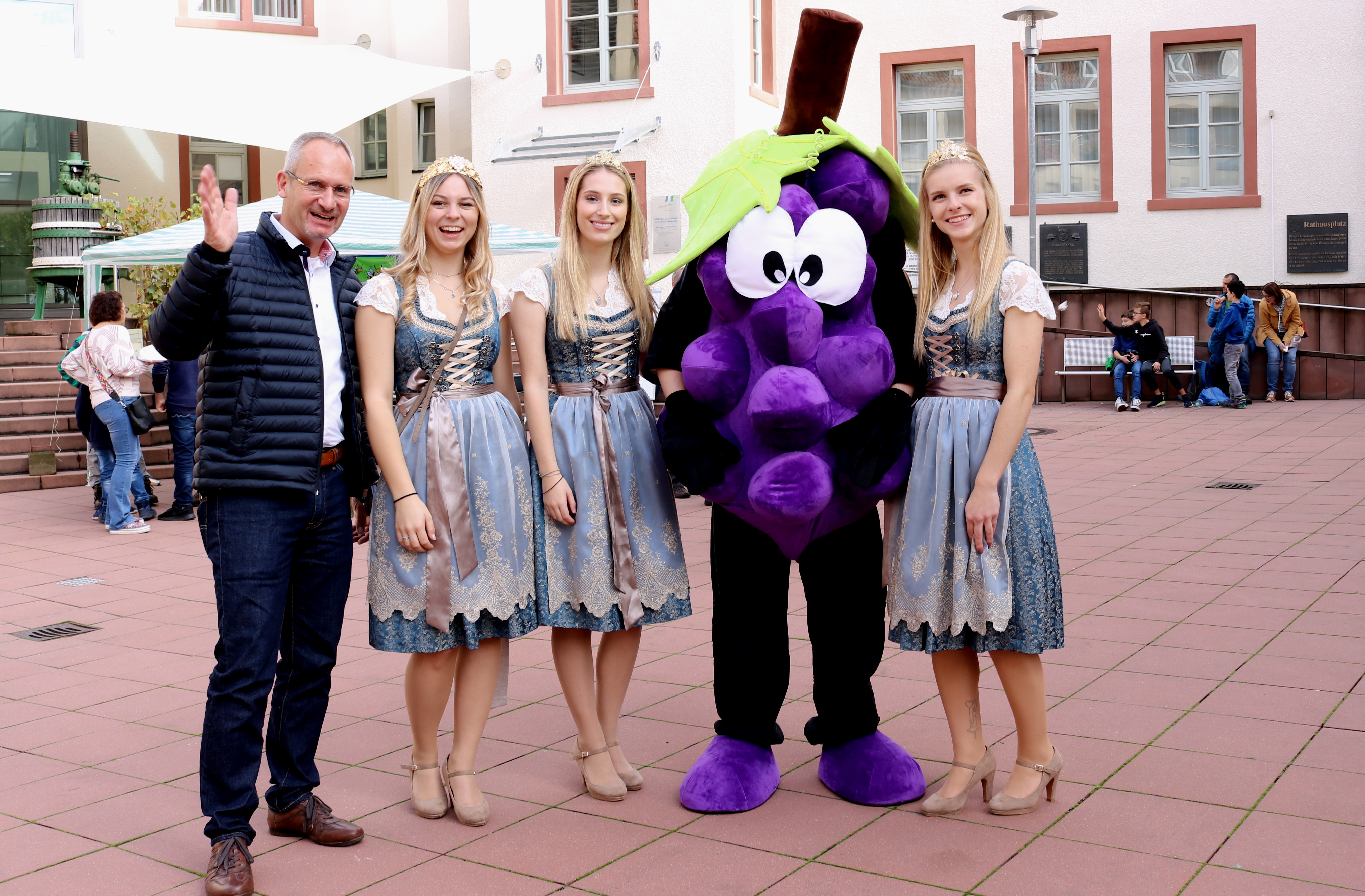  Bürgermeister Eric Bänziger gemeinsam mit den Weinhoheiten und dem Maskottchen Träuble 
