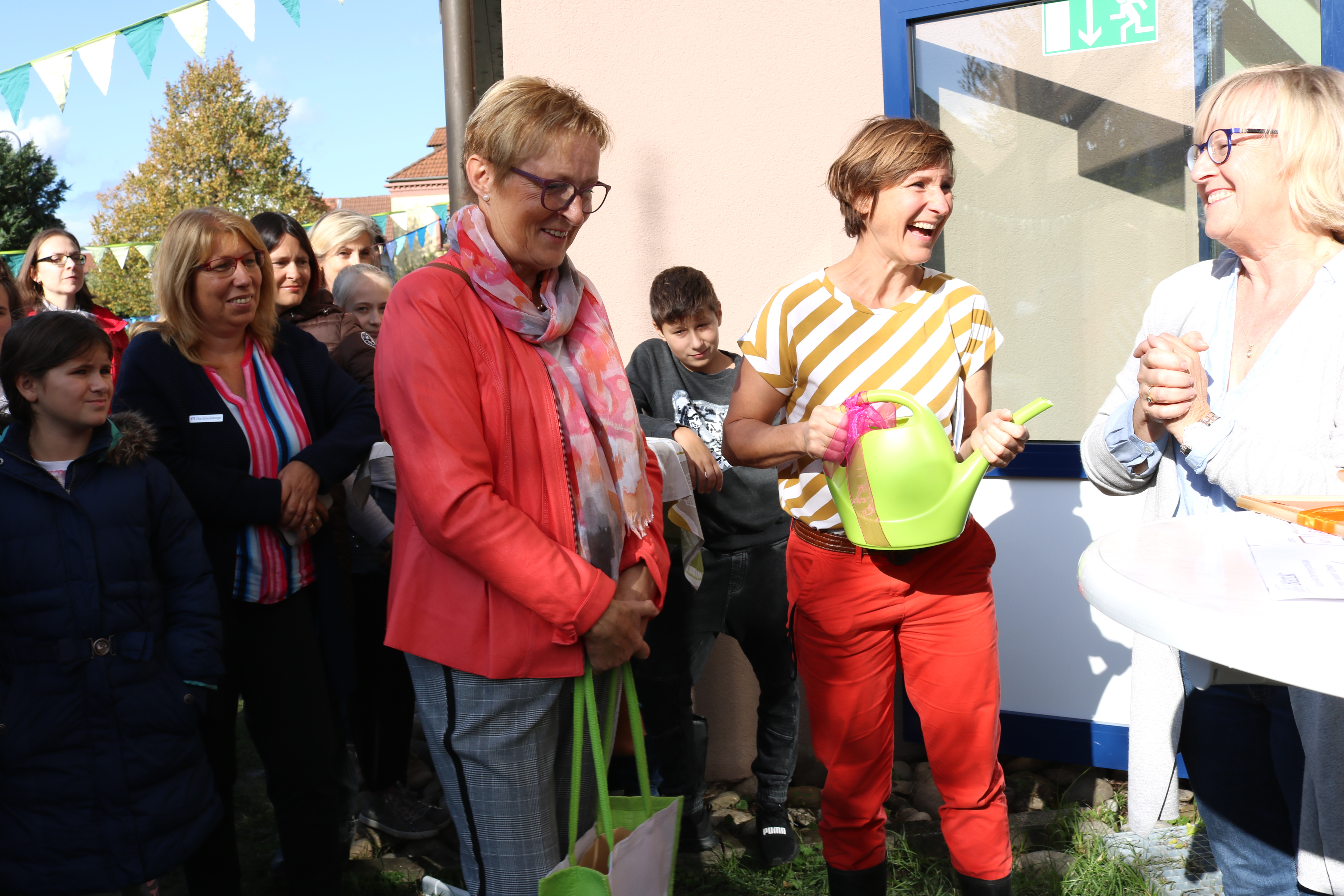  Marie-Luise Linckh, Präsidentin des Landfrauenverbands Württemberg-Baden (links) gratuliert Wanda Wieczorek (Mitte) zu der gelungenen Initiative und übereicht einen Scheck und ein symbolisches Gießkännchen. Rektorin Karin Sebold hat das Projekt wohlwollend unterstützt 