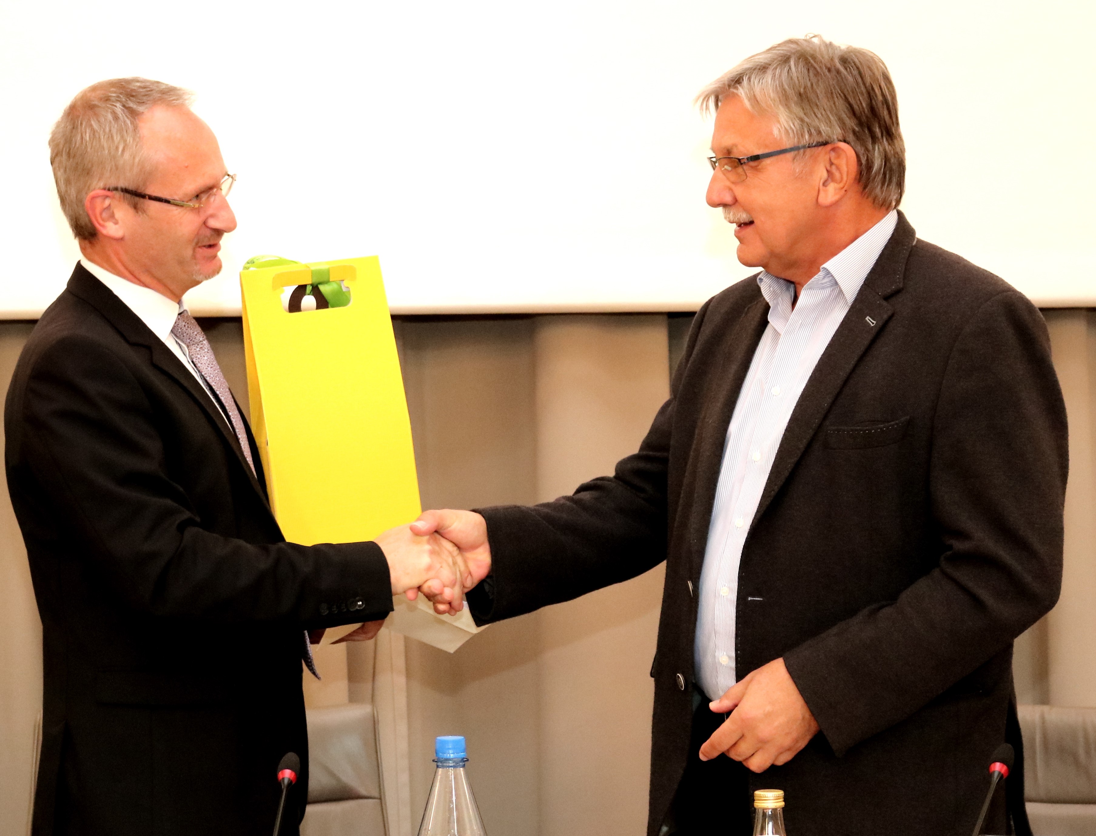  BM Eric Bänziger dankt BM a.D. Karl-Heinz Burgey für dessen langjährige Tätigkeit als stellv. Vorsitzender des Abwasserzweckverbandes „Am Walzbach“. 