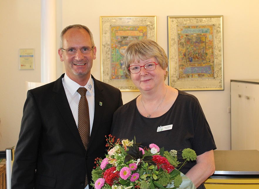  Dienstjubiläum gefeiert: Bürgermeister Eric Bänziger mit Margaret Schuh 