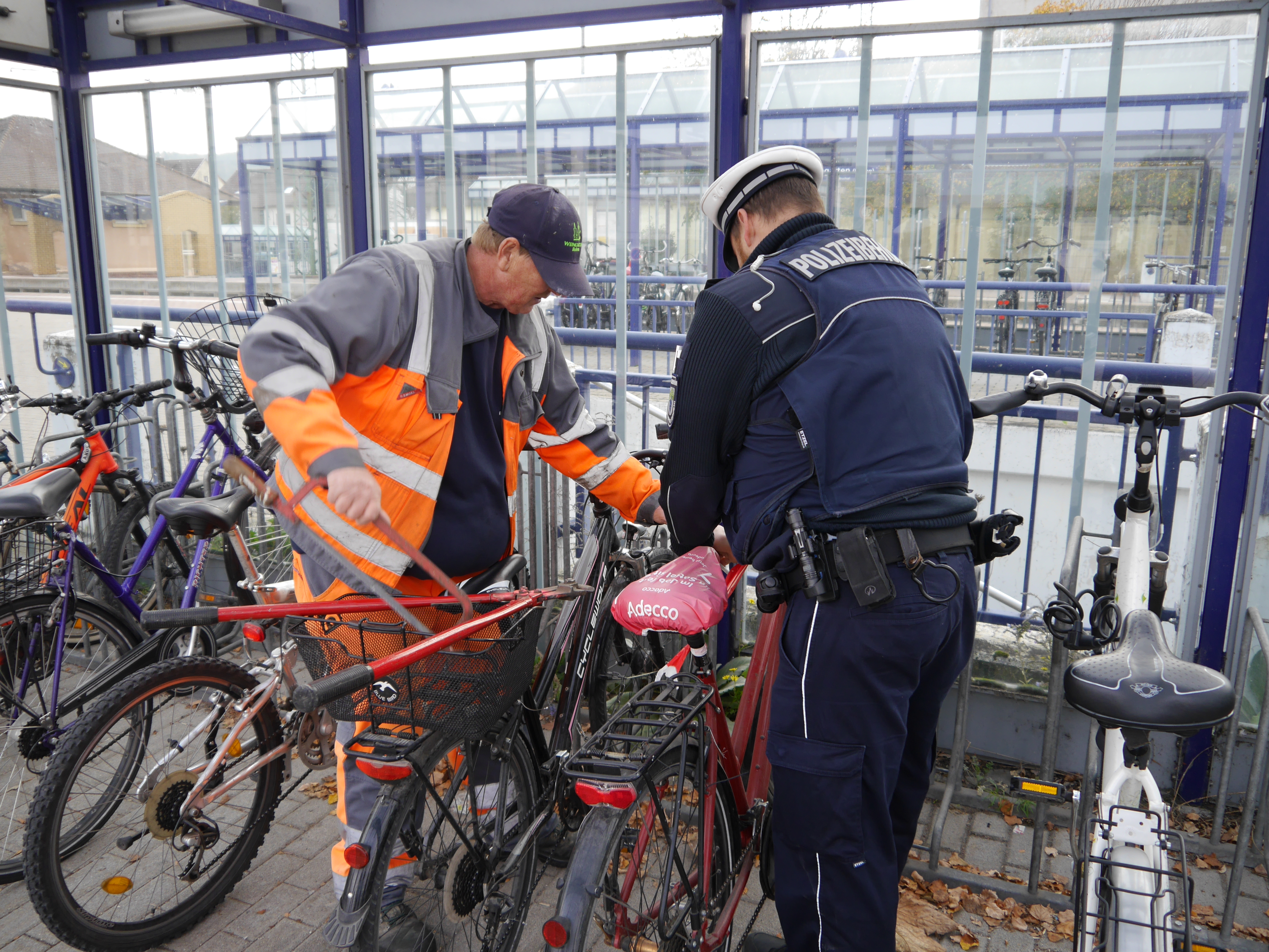  Schrotträder wurden bei einer gemeinsamen Aktion von Bauhof und Polizei in den Bauhof gebracht 