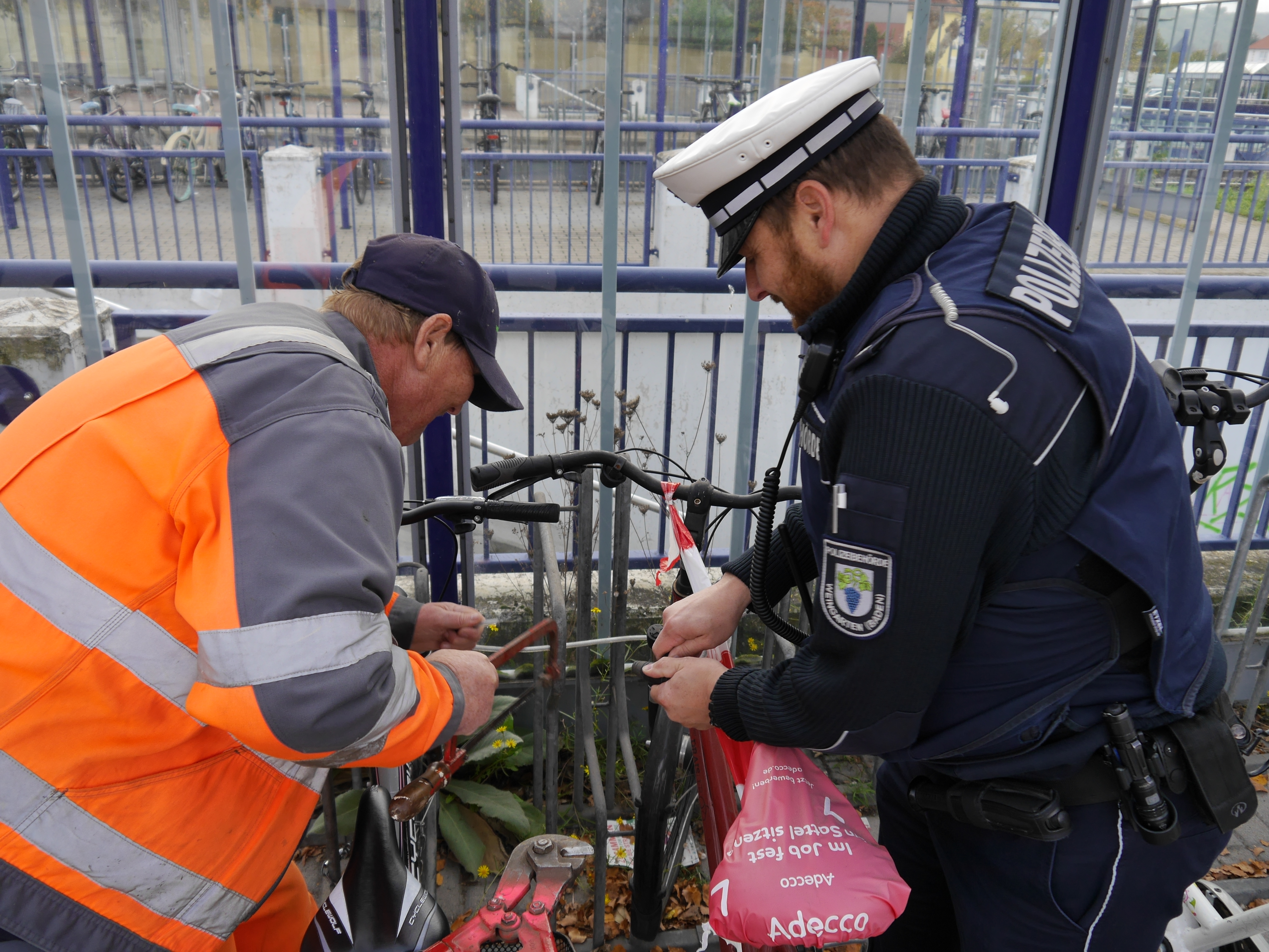  Schrotträder wurden bei einer gemeinsamen Aktion von Bauhof und Polizei in den Bauhof gebracht 