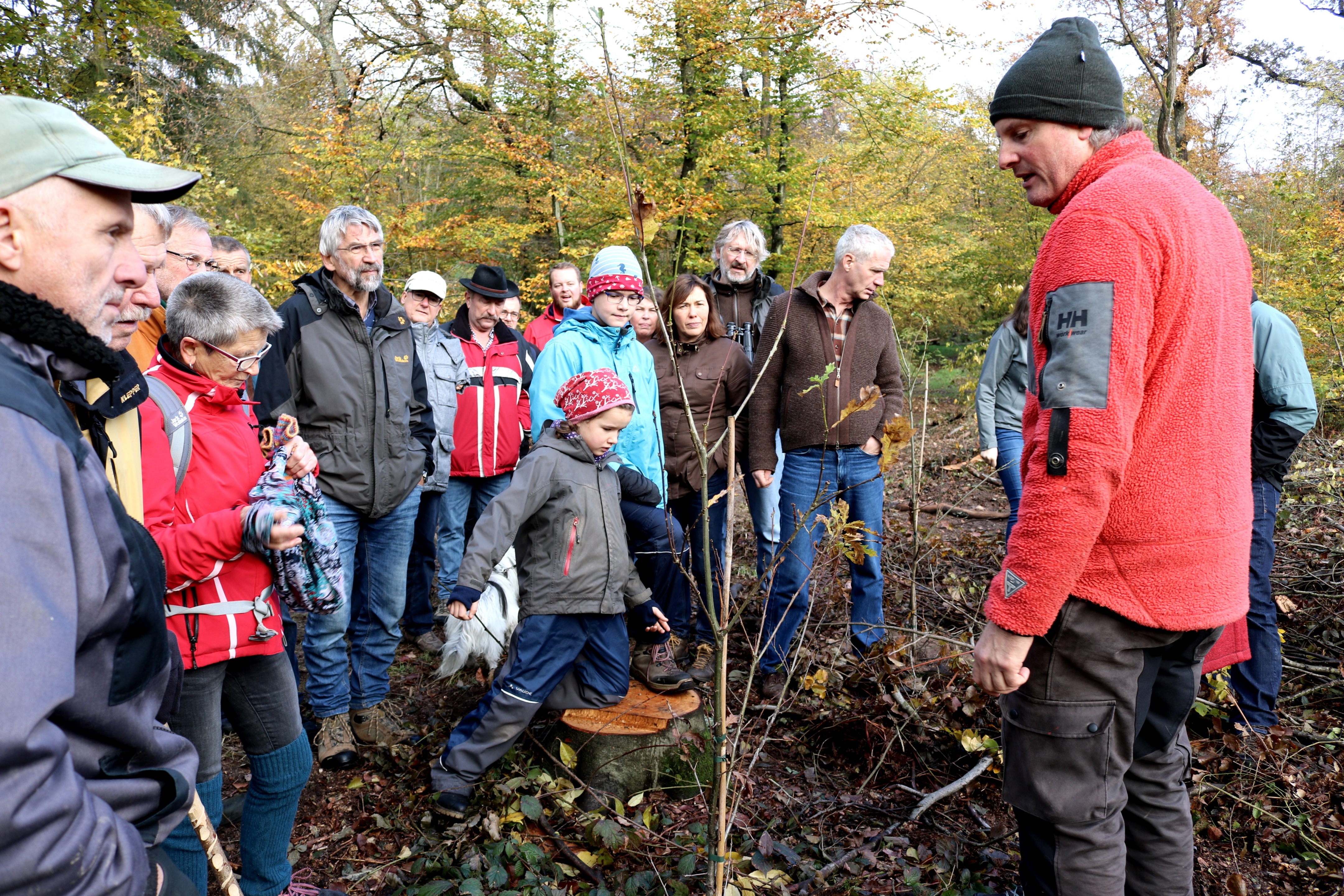  Gemeindeförster Schmitt berichtet über den Zustand des Gemeindewalds. 
