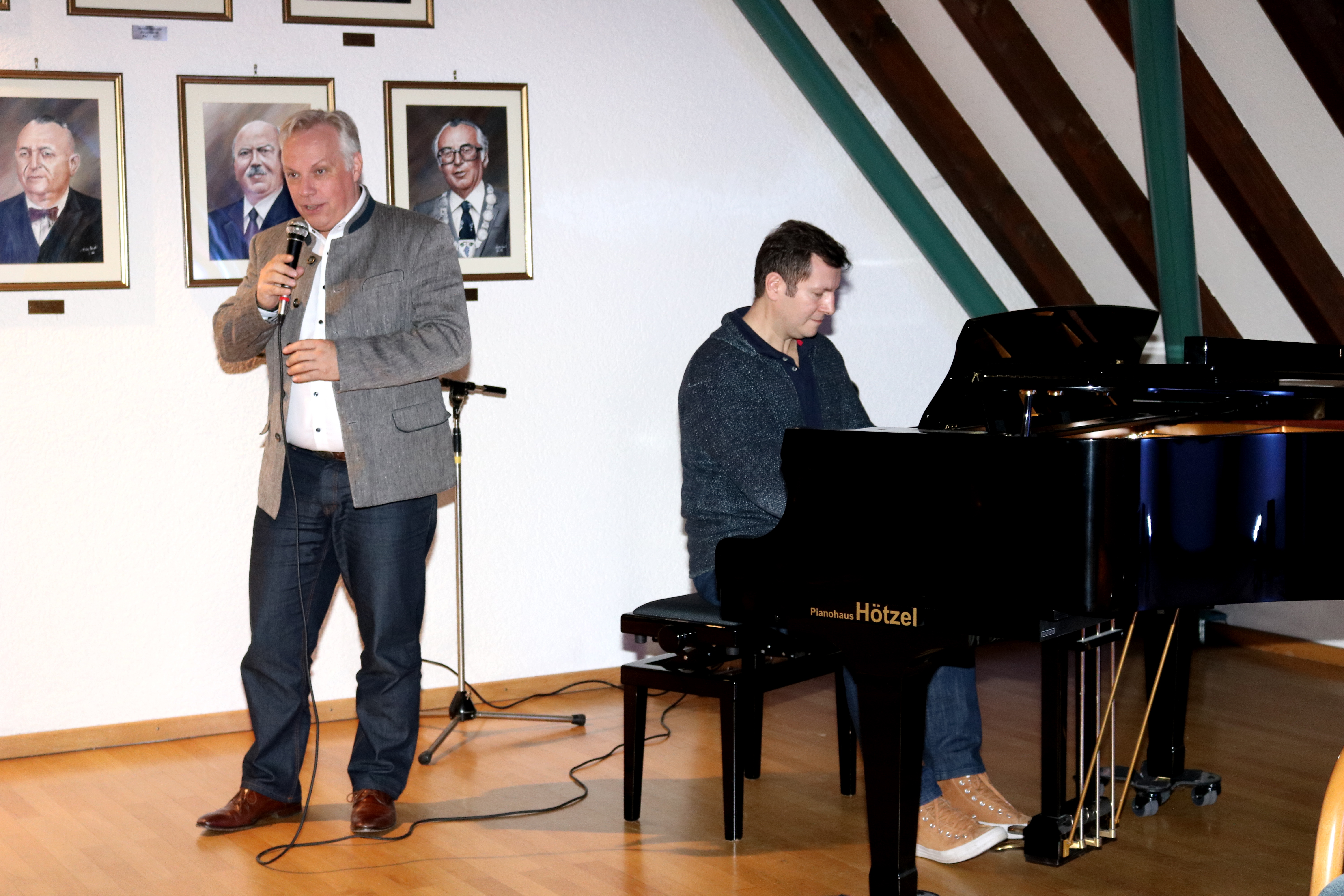  Claudiu Gheorghiu, Leiter der Musikwerkstatt mit dem Sänger Norbert Jainczyk 