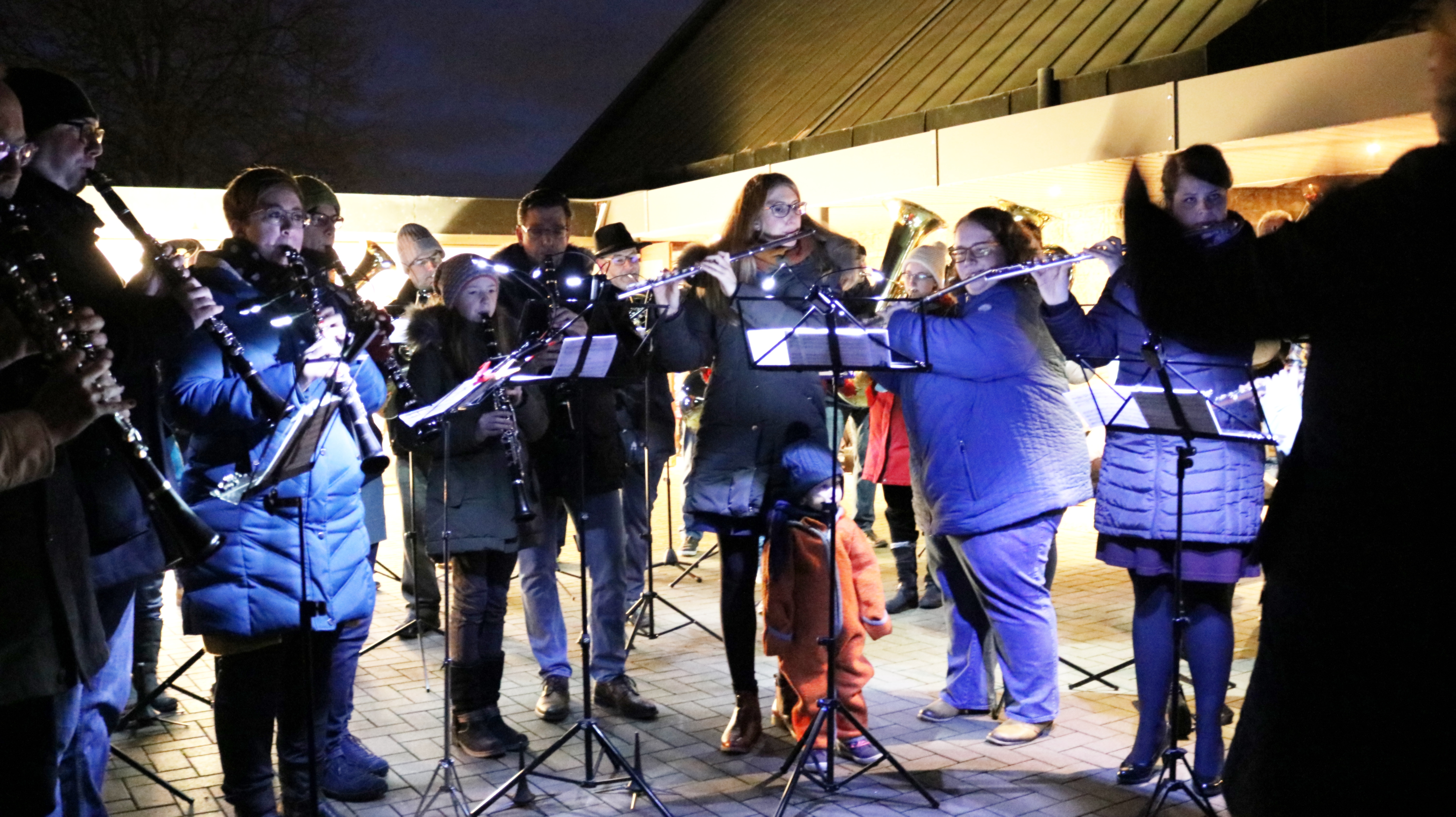  Fast das komplette Blasorchester spielt an Heiligabend Weihnachtslieder auf dem Friedhof 