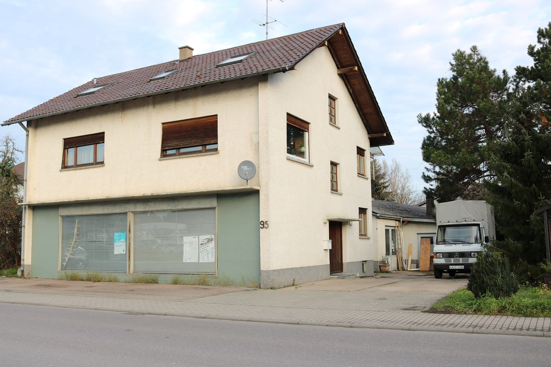  Das Areal Sebold umfasst das ehemalige Wohnhaus Ringstraße 95 mit angrenzender Werkstatt im rückwärtigen Bereich sowie zwei weitere Gebäude rechts Richtung Durlacher Straße 