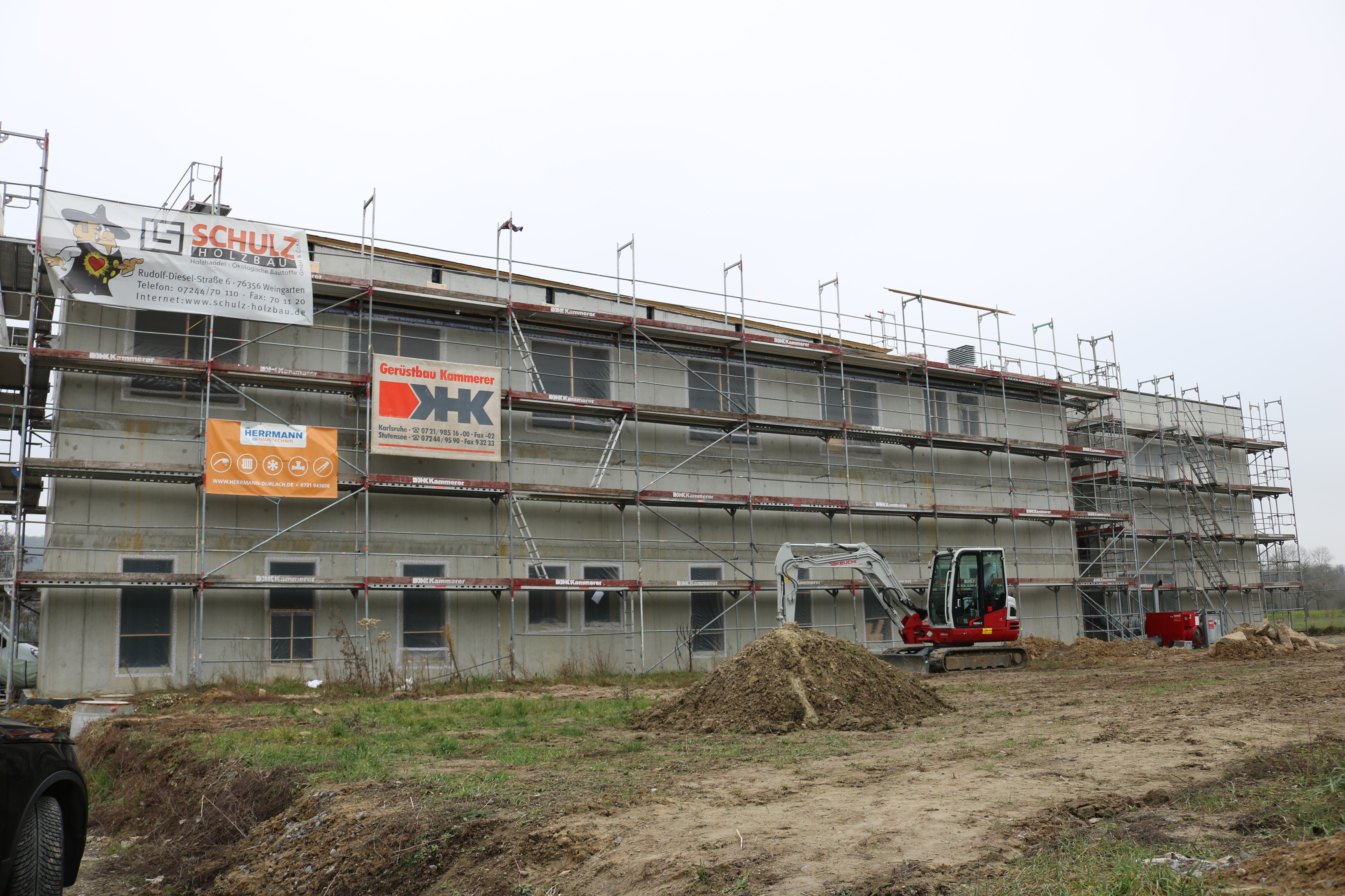  Die Fassade des neuen Vereinsheims des TSV am Ortsrand Richtung Weingartner Moor wirkt schon beeindruckend 