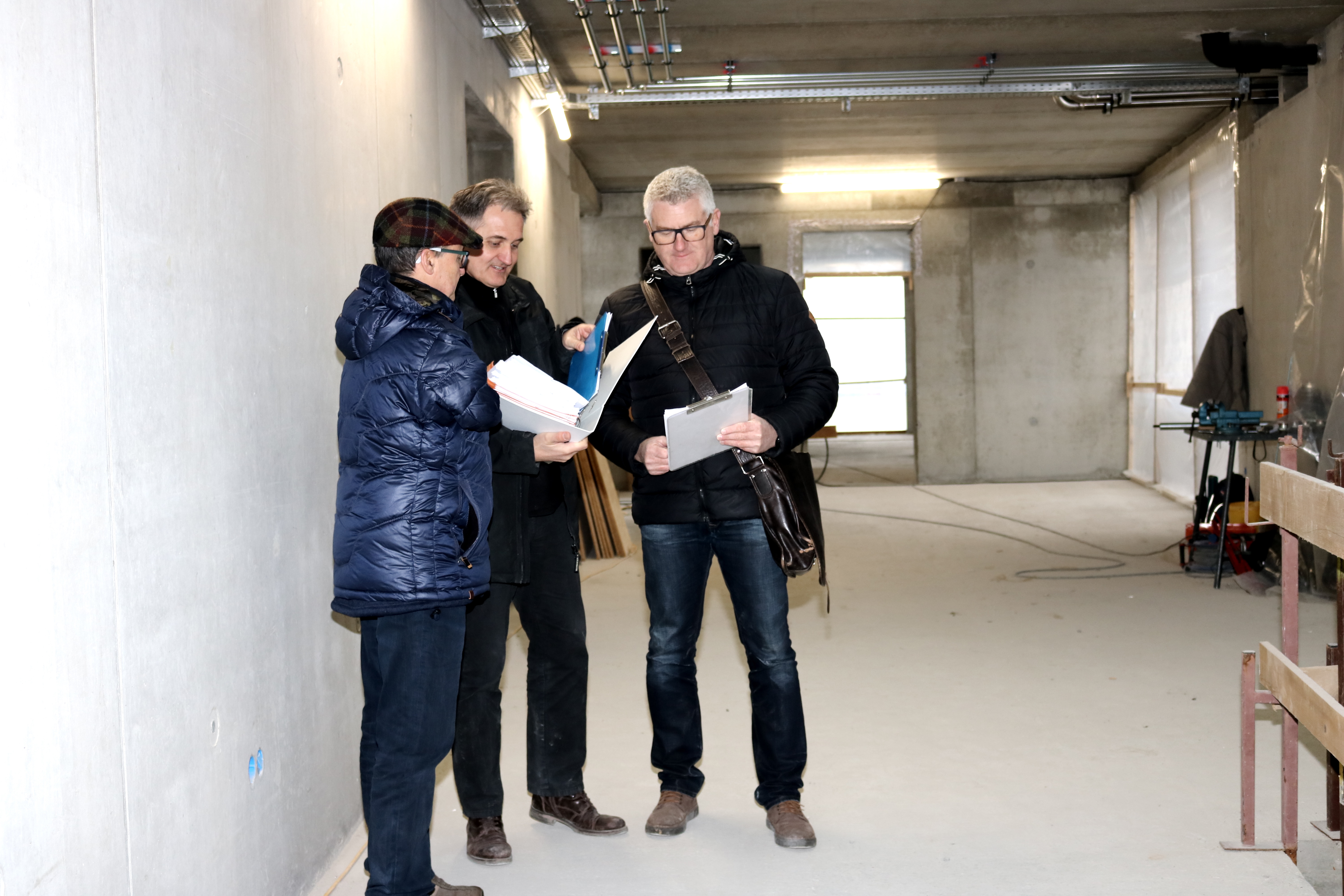  Funktionelle Räume auf jedem Stockwerk machen das Gebäude vielseitig nutzbar. Frank Lautenschläger (Mitte) und Jörg Kreuzinger im Gespräch mit dem Architekten. 