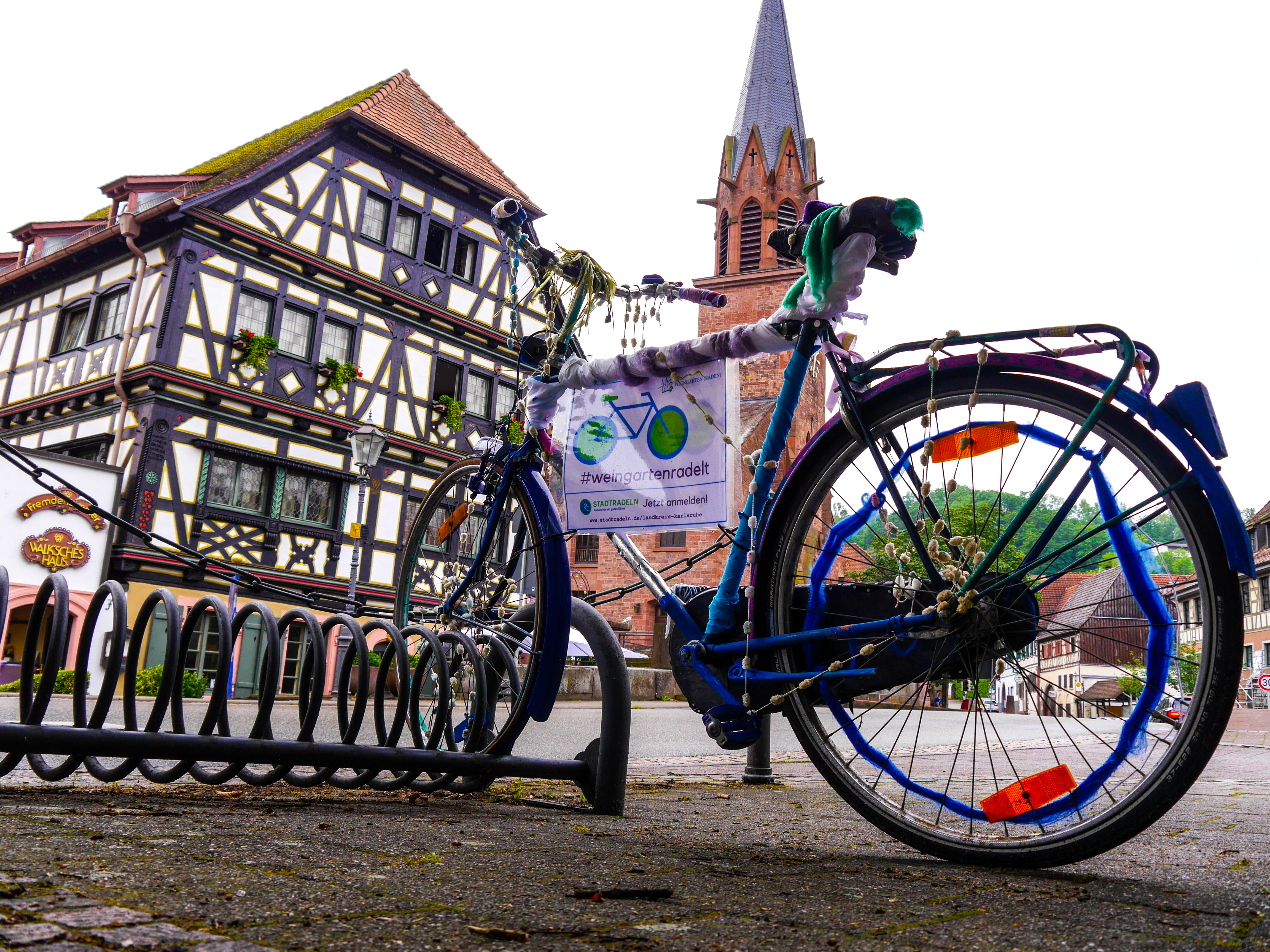  Eines der kunstvoll gestalteten Räder steht an der Marktbrücke vor dem Rathaus. 