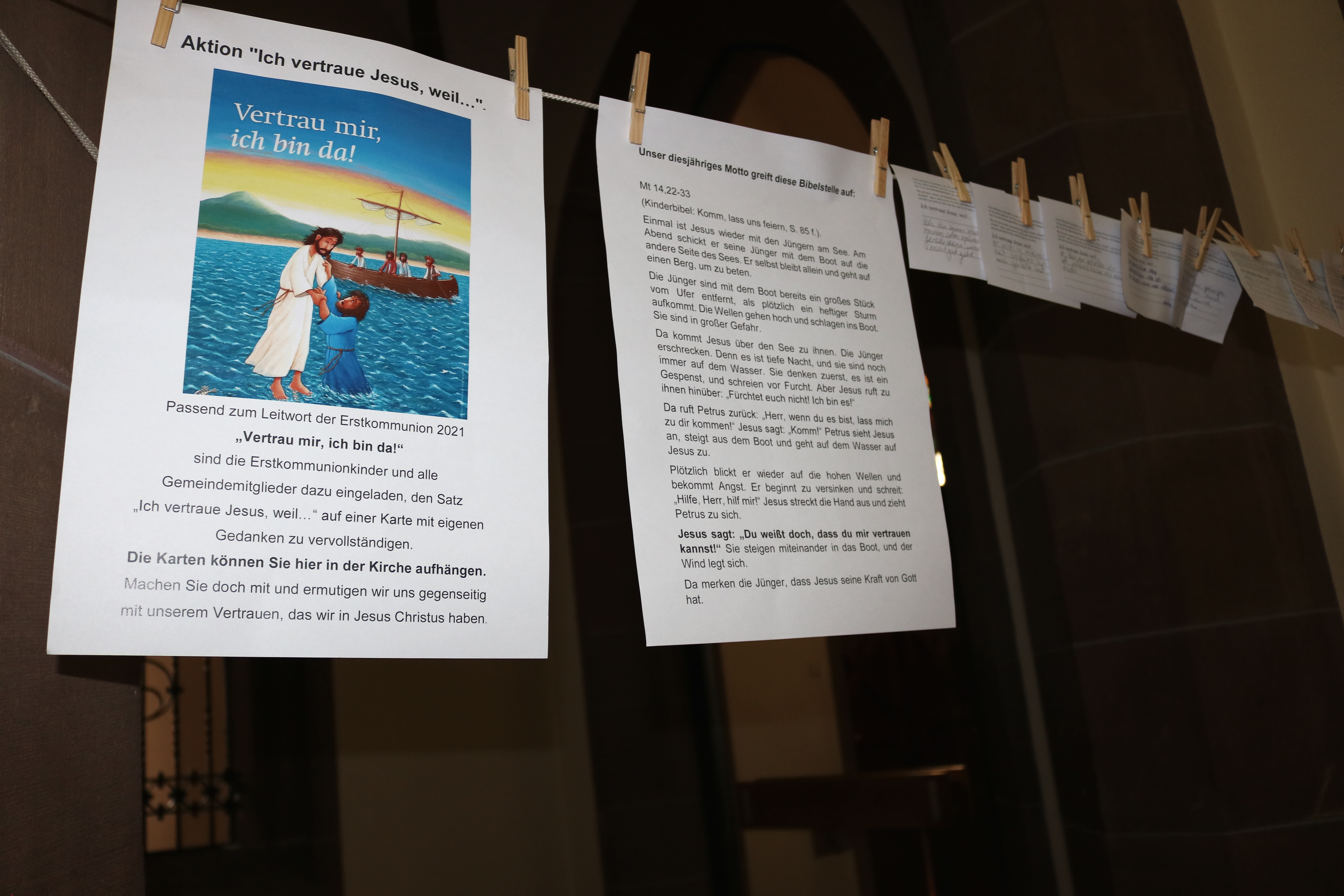  Kinder haben ihre Gedanken zum Leitmotiv der Erstkommunion auf Karten geschrieben, die bis Ostern in der Kirche ausgestellt waren 