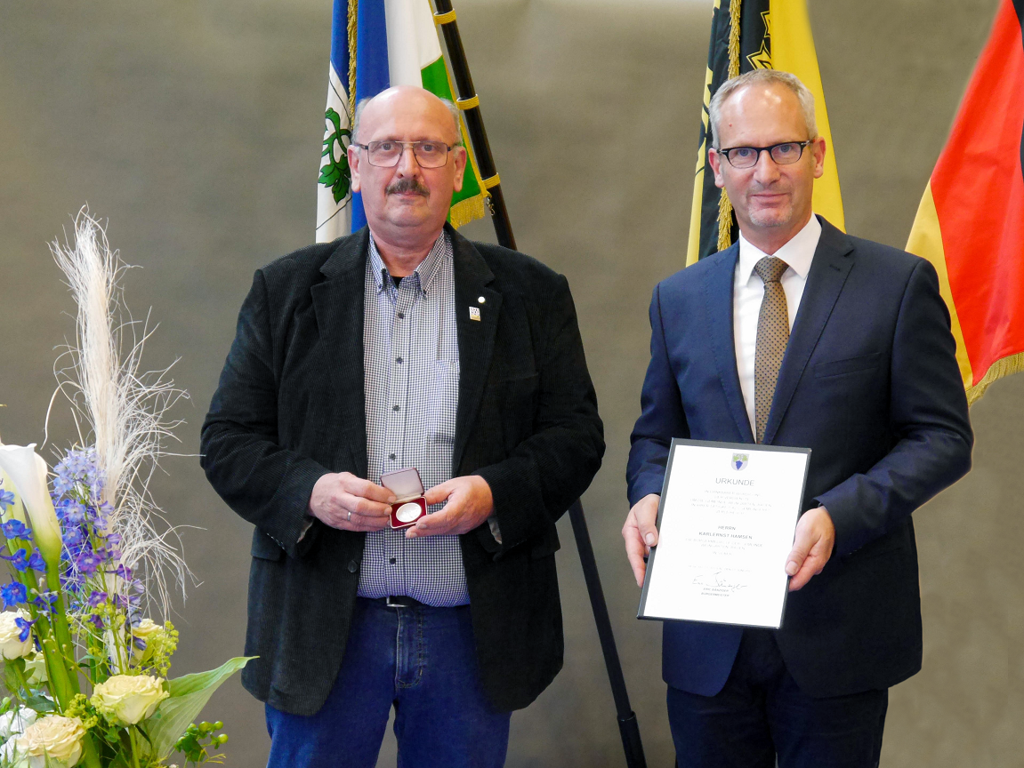  Karlernst Hamsen mit Bürgermeister Eric Bänziger 