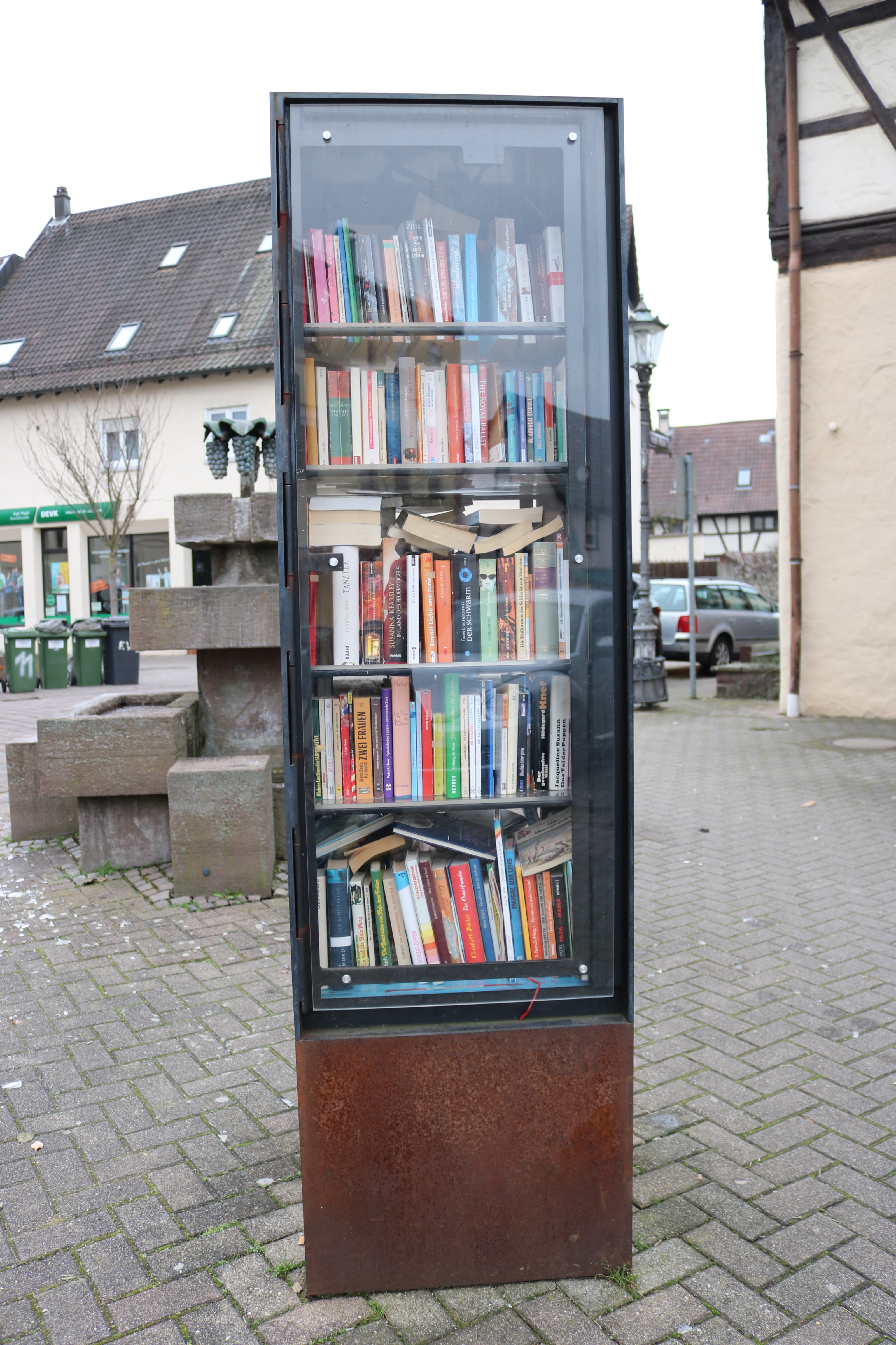  Der Bücherschrank in der Bahnhofstraße. 