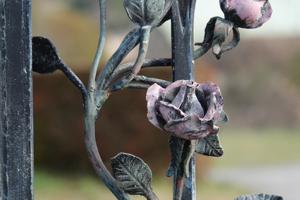 Rosen und Herzen am Tor zum Friedhof