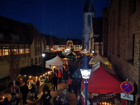 Der ganz andere Weihnachtsmarkt- traditioneller Weihnachtsmarkt für wohltätige Zwecke