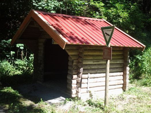  Schutzhütte in der Ungeheuerklamm (wird nicht vermietet). Das Dach wurde im Sommer 2014 saniert. 